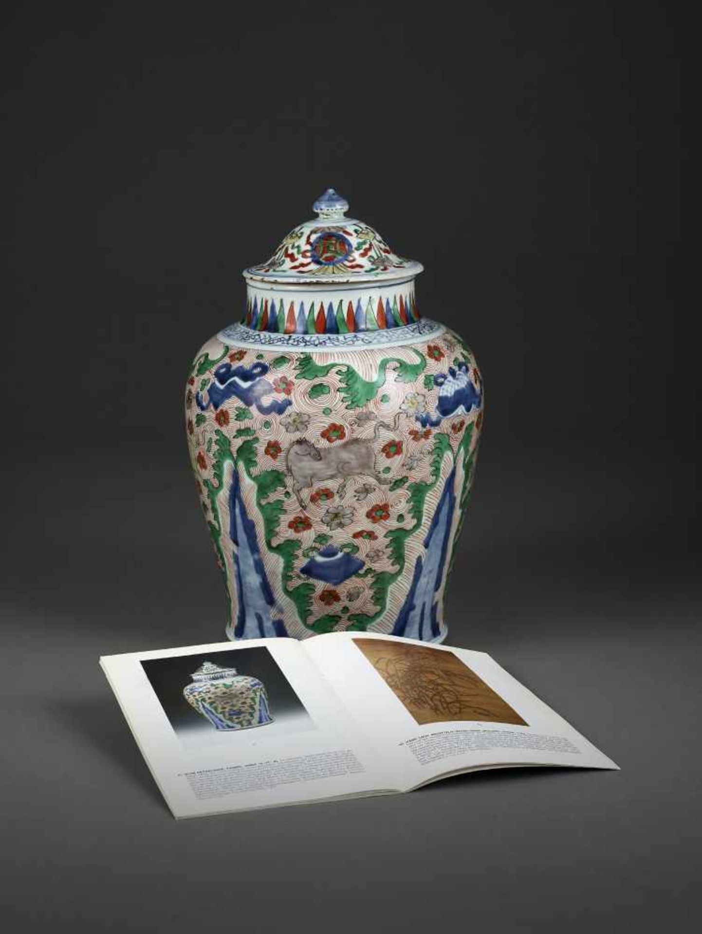 A LIDDED WUCAI VASE, MING DYNASTY China, 16th - 17th century. Freely painted in underglaze blue, - Bild 2 aus 9