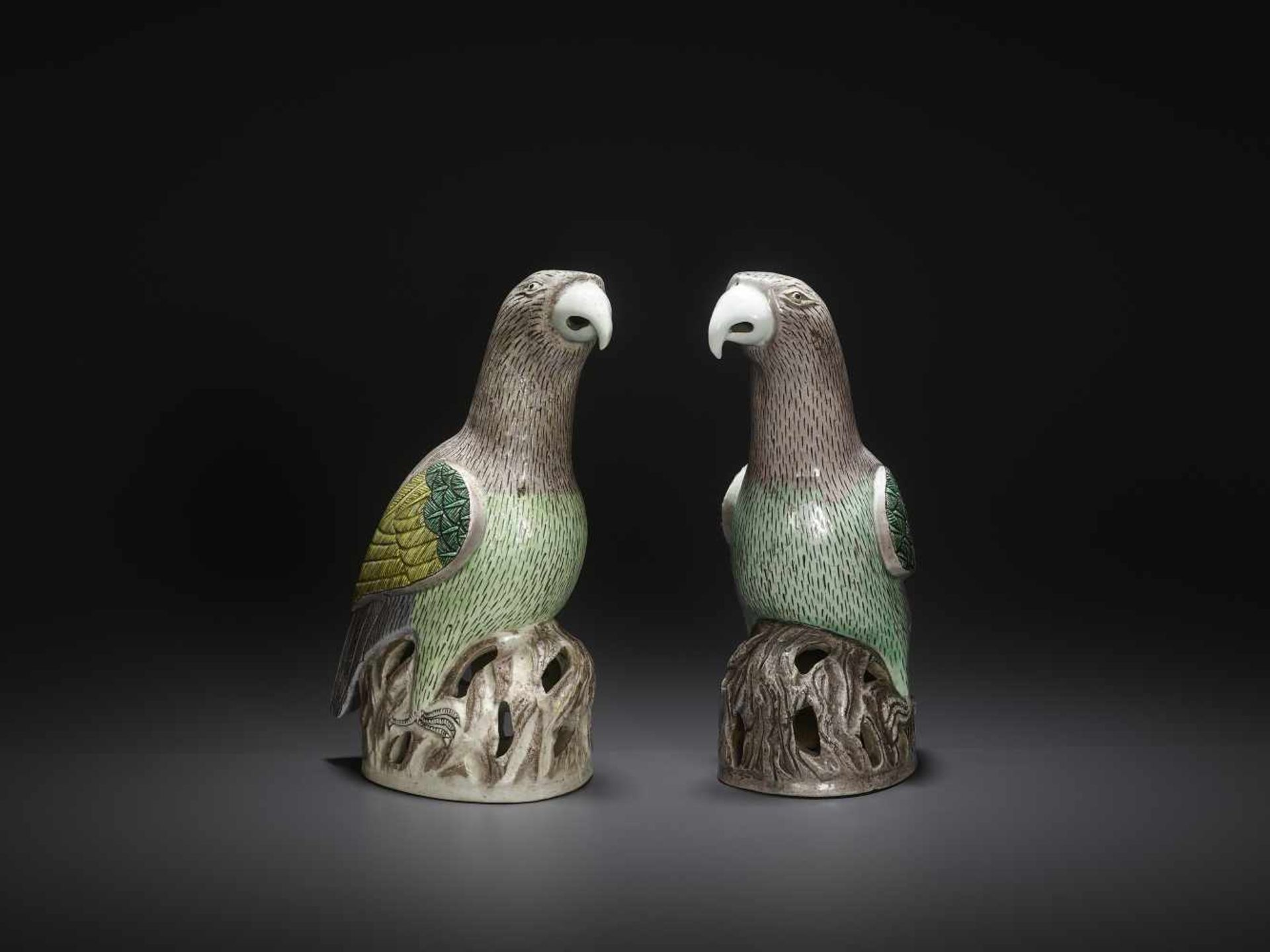 TWO KANGXI PARROTS, MINT CONDITIONChina, 1662-1722. The pair of biscuit birds painted in vivid - Bild 2 aus 8