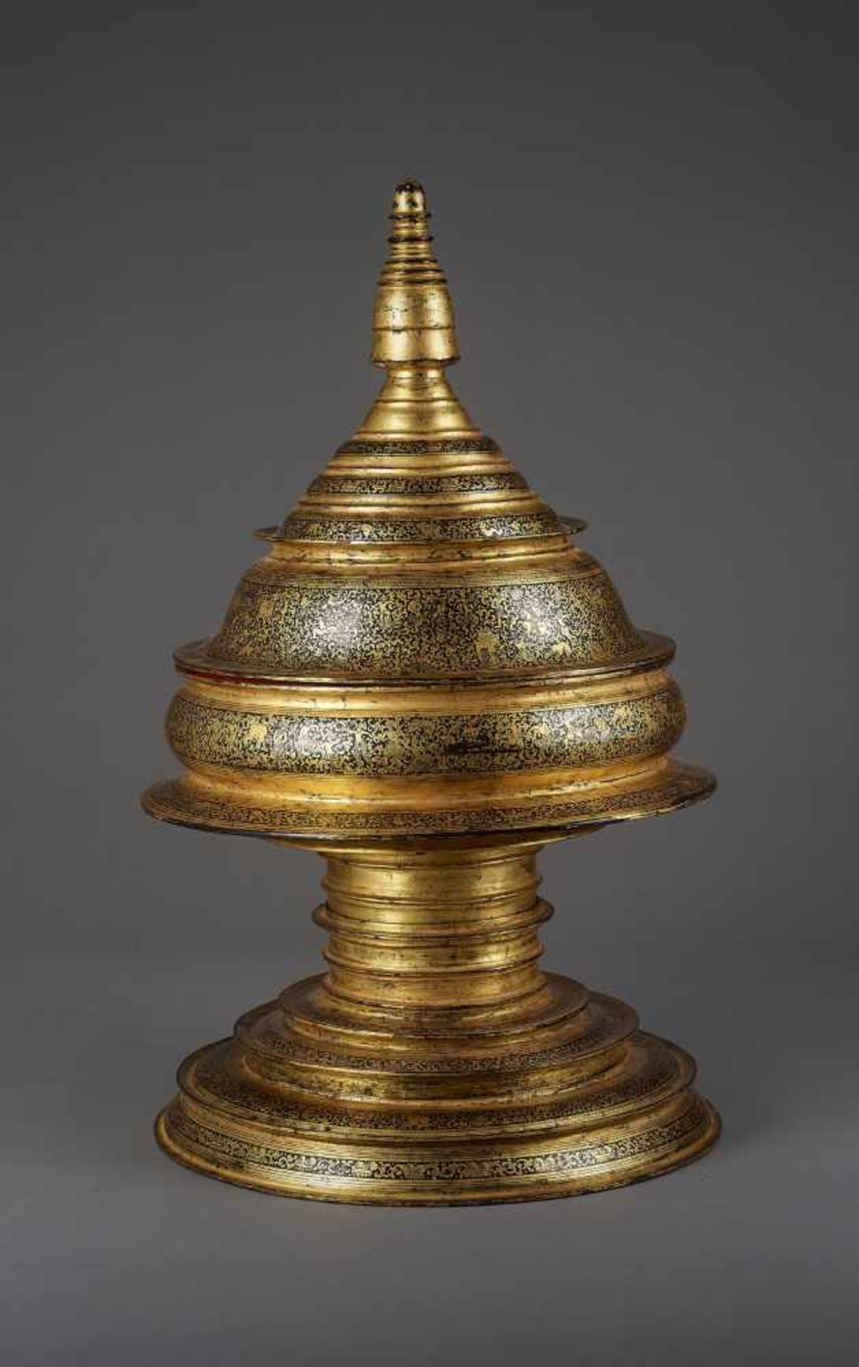 A LARGE LACQUER HSUN-OK 19TH CENTURYMyanmar, 1850-1930. The food offering vessel built of four - Image 4 of 9