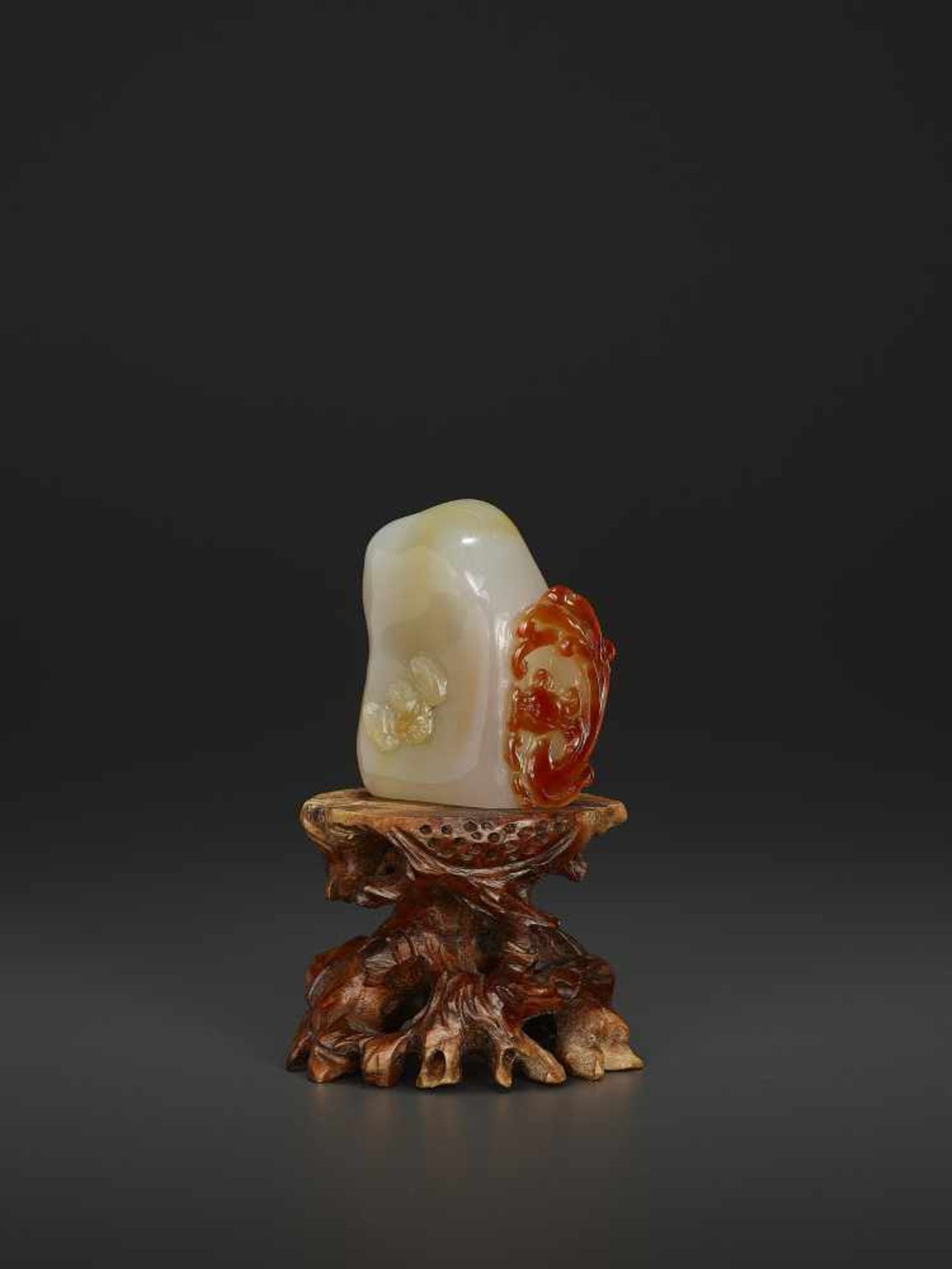 A CARNELIAN AGATE DRAGON BOULDER QINGChina, 1750-1850. Carved from blueish-ochre agate with a single