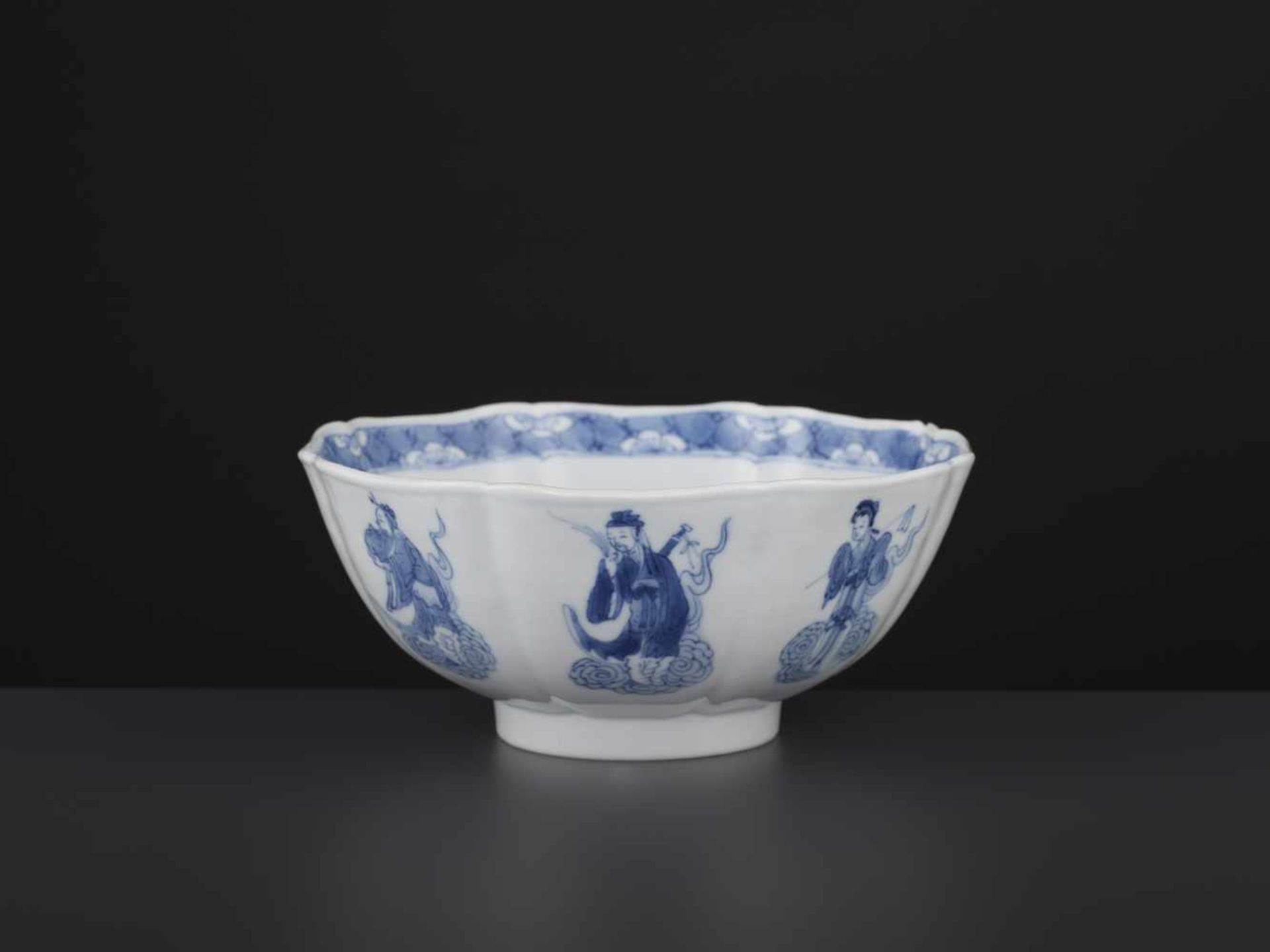 A KANGXI IMMORTALS BOWLChina, 1662-1722. The eight-lobed vessel neatly painted in cobalt blue - Bild 3 aus 9