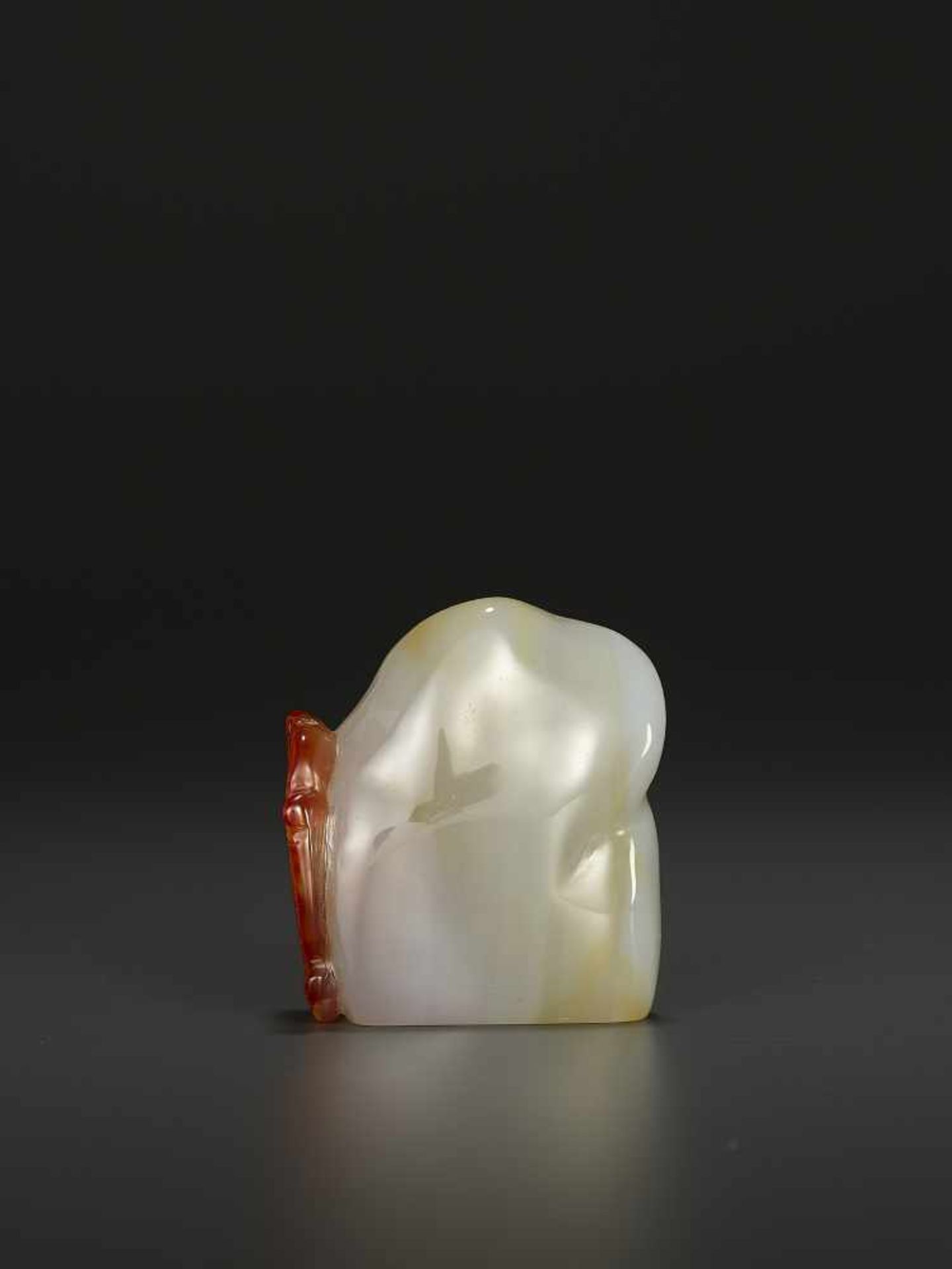 A CARNELIAN AGATE DRAGON BOULDER QINGChina, 1750-1850. Carved from blueish-ochre agate with a single - Image 6 of 8