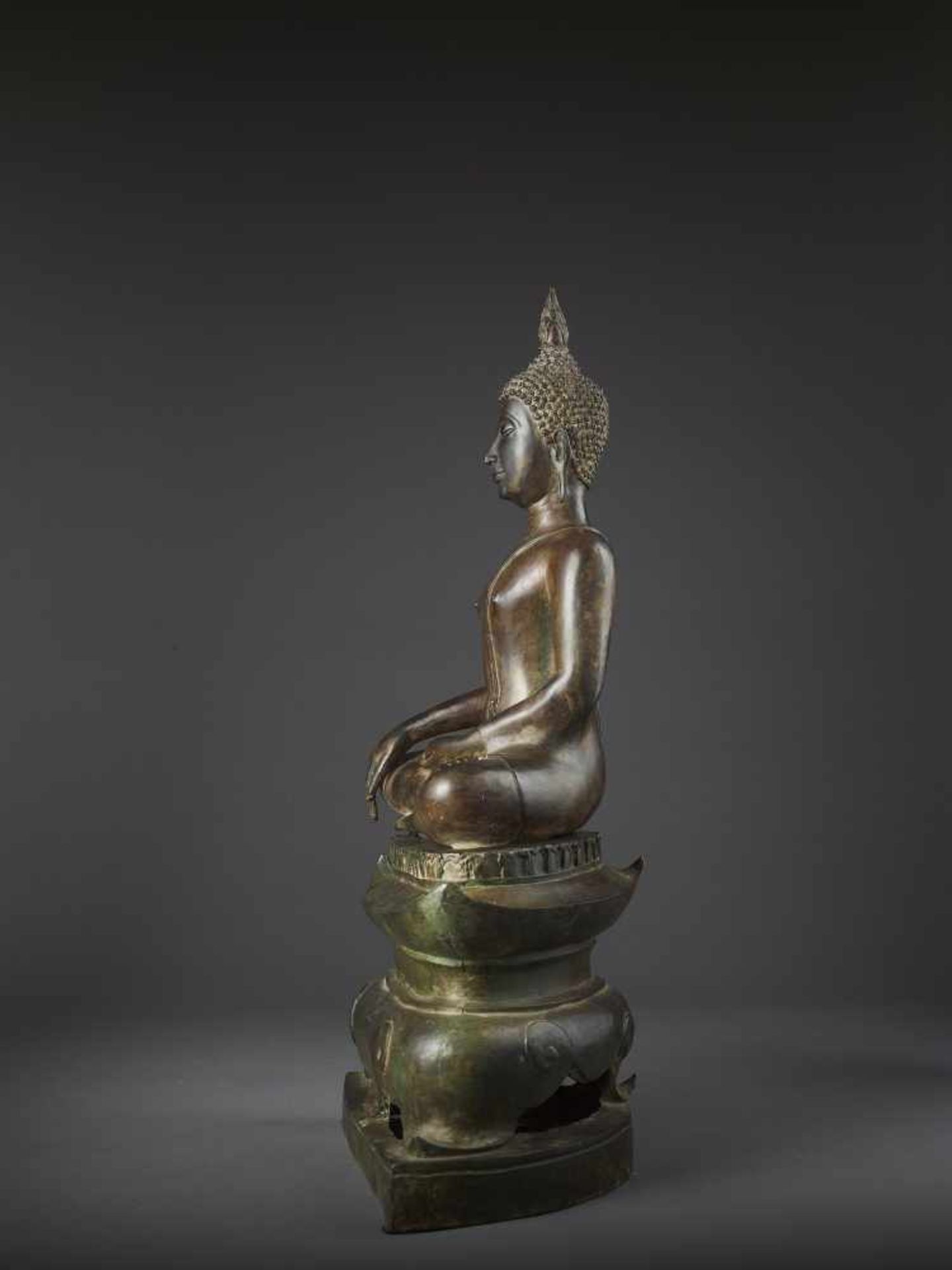 A LARGE SUKHOTHAI BUDDHA SHAKYAMUNIThailand, Sukhothai period, 15th-16th century. Cast bronze with - Image 6 of 12