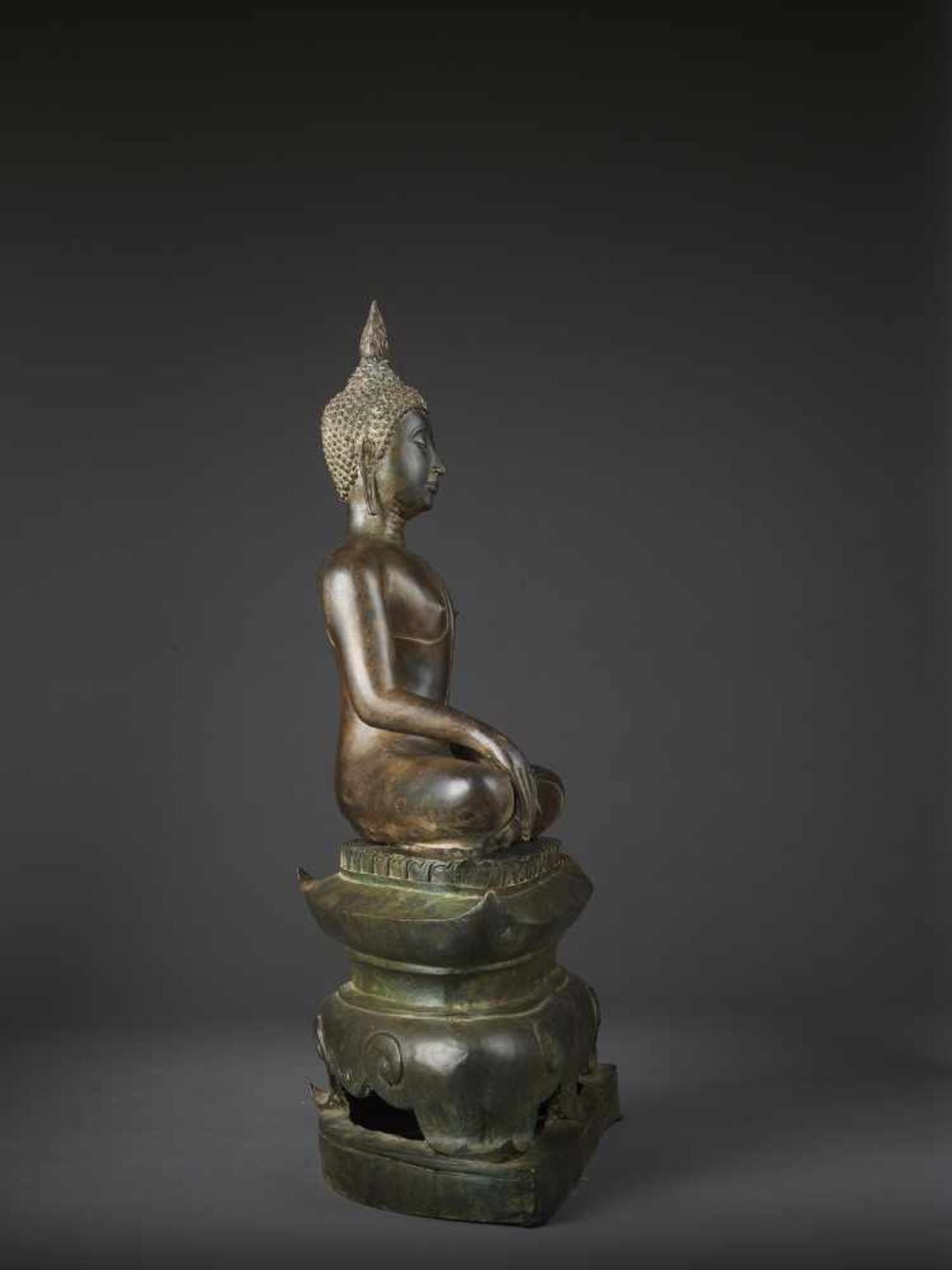 A LARGE SUKHOTHAI BUDDHA SHAKYAMUNIThailand, Sukhothai period, 15th-16th century. Cast bronze with - Image 7 of 12