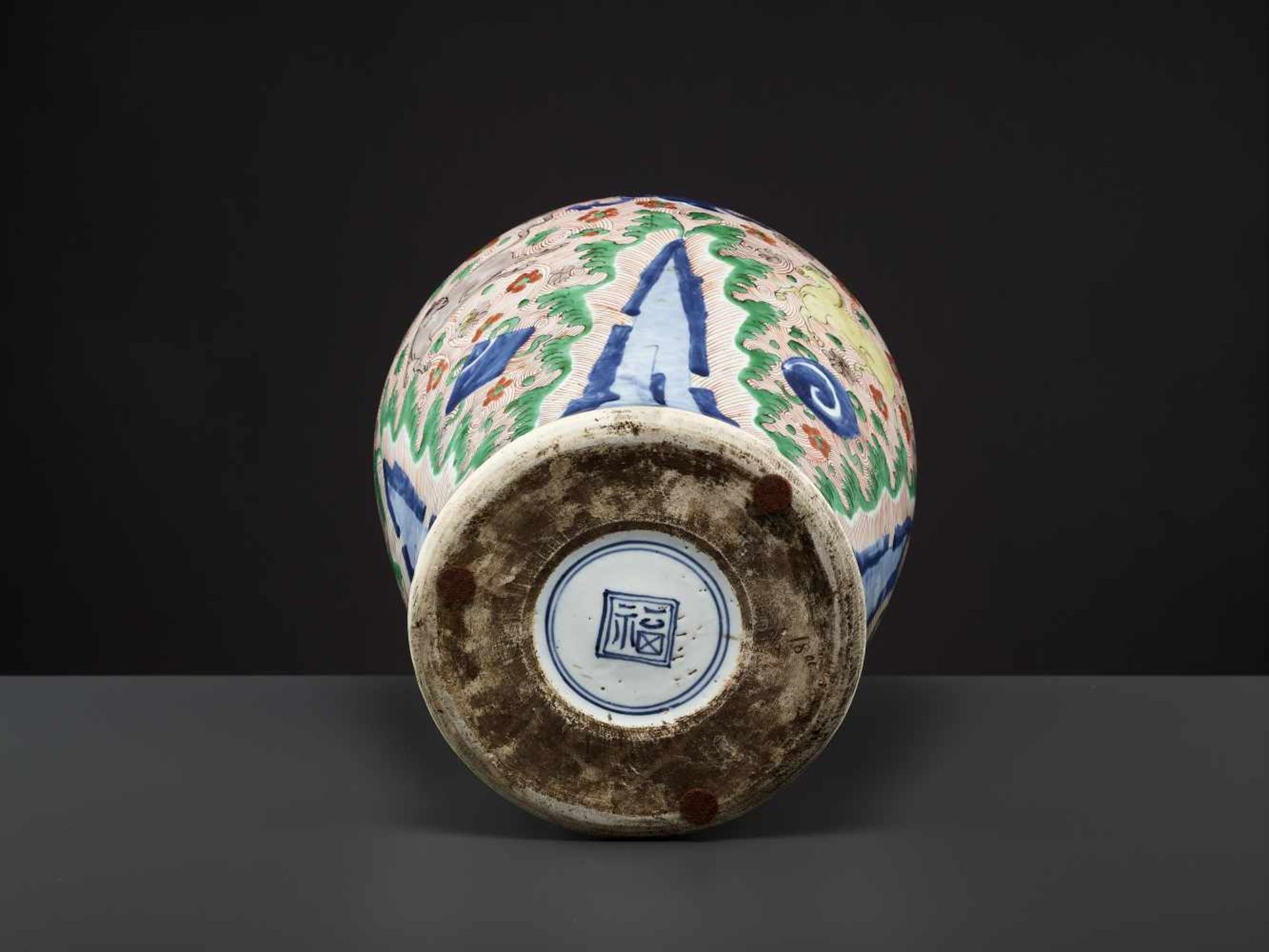 A LIDDED WUCAI VASE, MING DYNASTY China, 16th - 17th century. Freely painted in underglaze blue, - Bild 8 aus 9