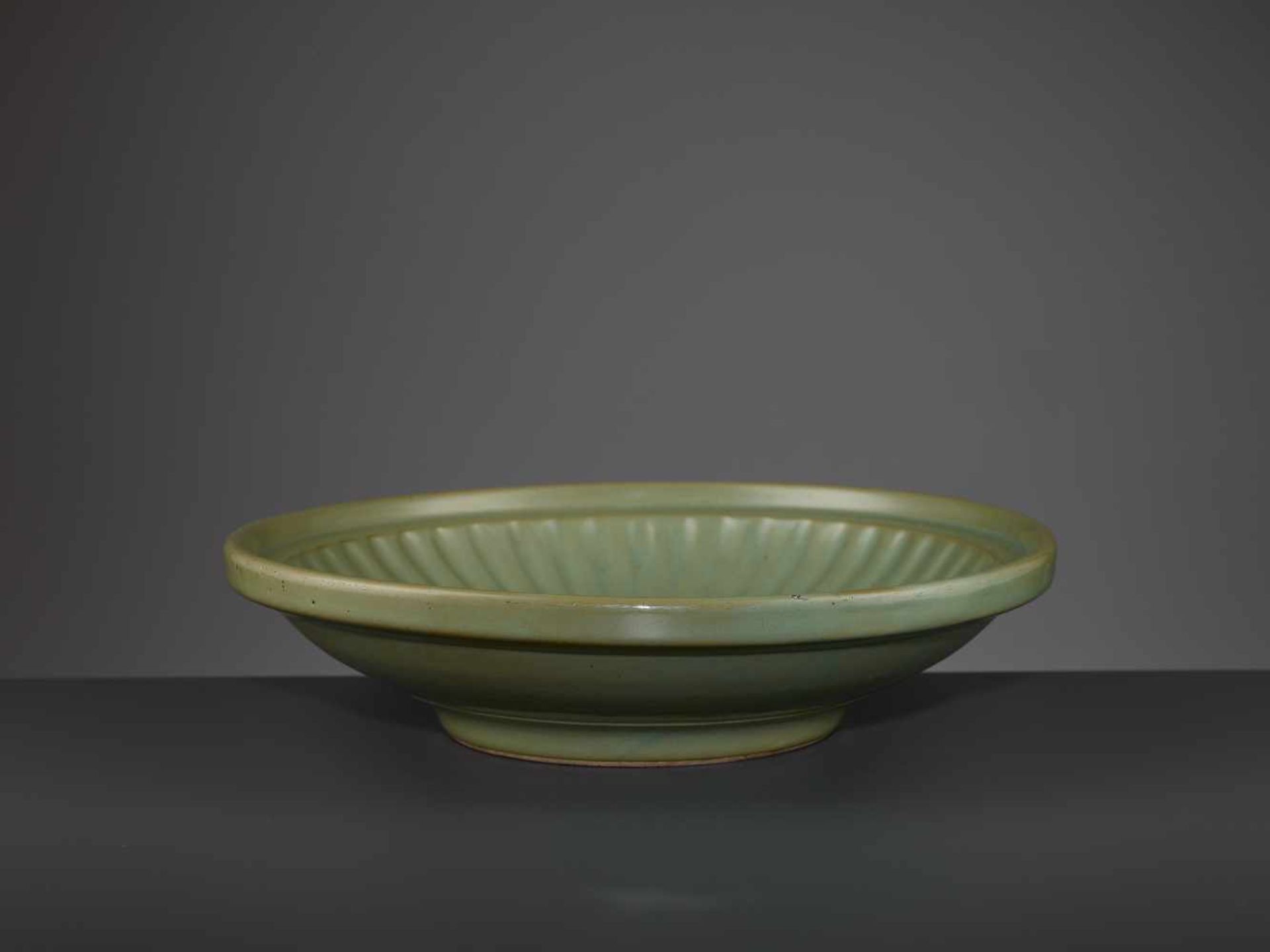 A MASSIVE CELADON CHARGER, QINGChina, 18th - early 19th century. The corrugated vessel with a - Bild 5 aus 6