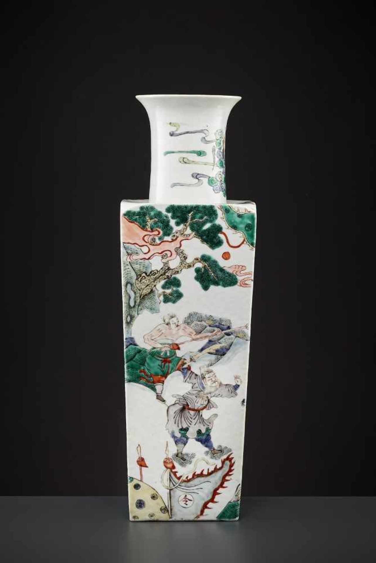A LARGE KANGXI PERIOD SQUARE VASEChina, 1662-1722, Famille Verte. The base with a leaf mark in a - Image 9 of 13