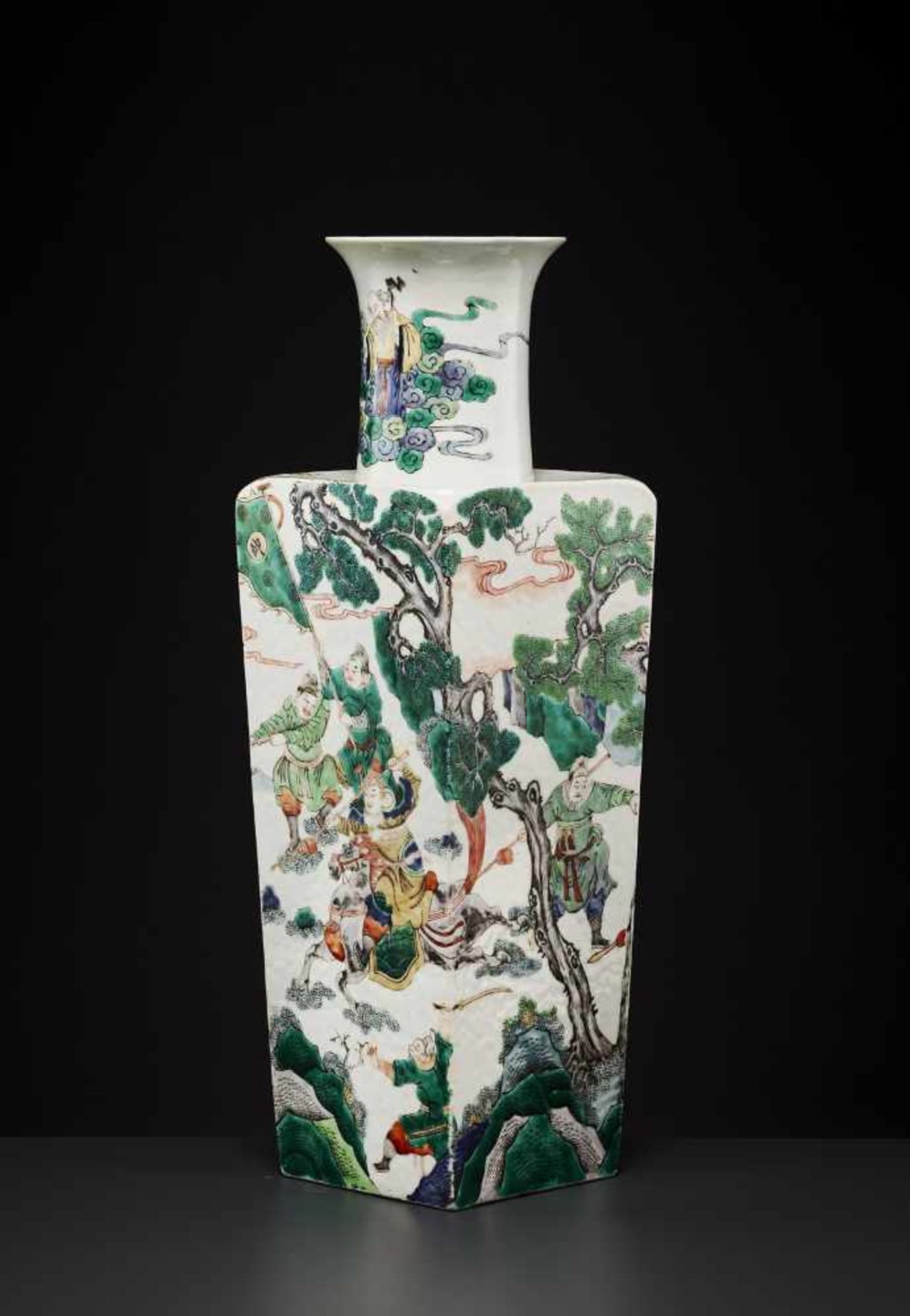 A LARGE KANGXI PERIOD SQUARE VASEChina, 1662-1722, Famille Verte. The base with a leaf mark in a - Image 5 of 13