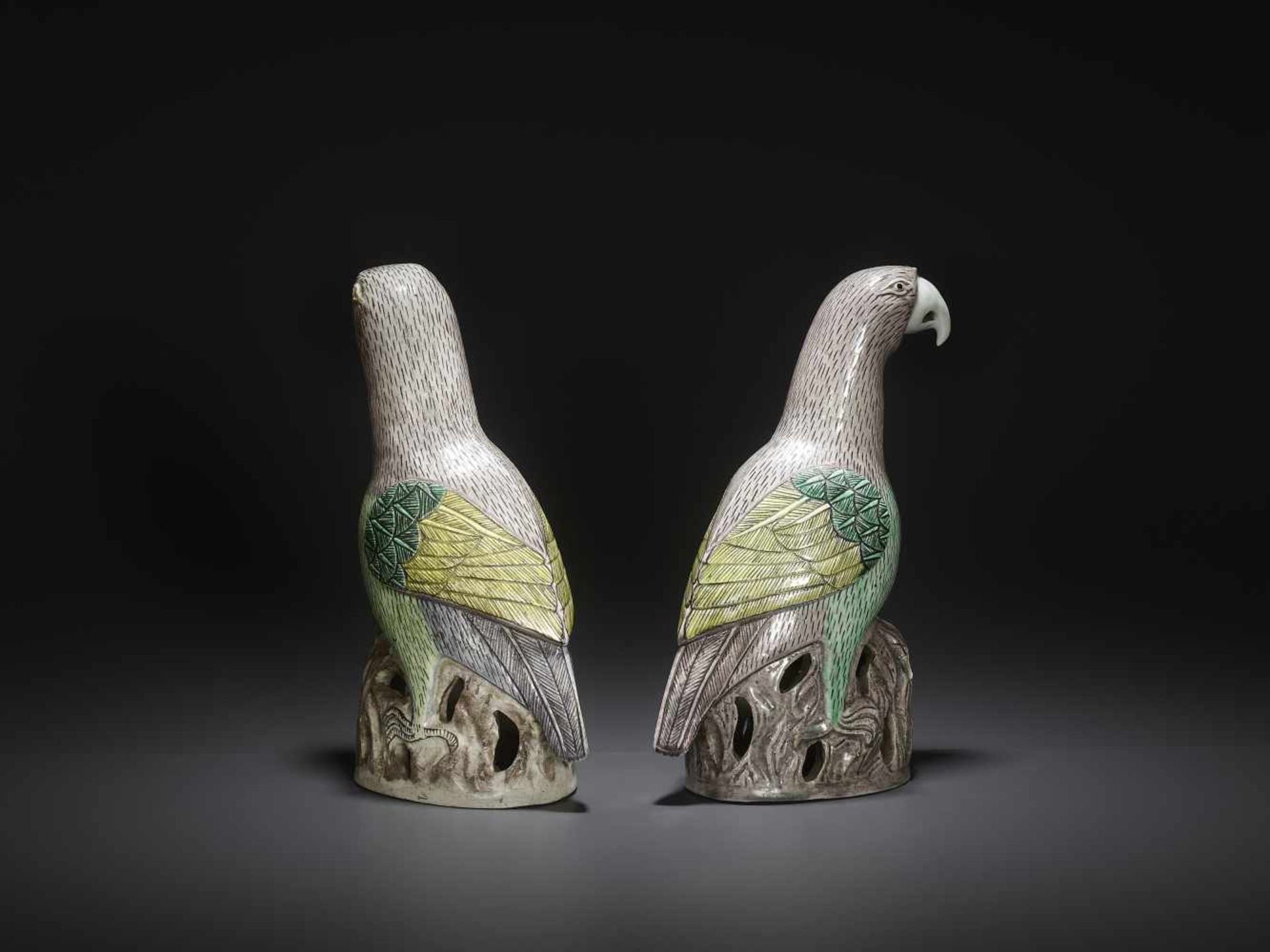 TWO KANGXI PARROTS, MINT CONDITIONChina, 1662-1722. The pair of biscuit birds painted in vivid - Bild 5 aus 8