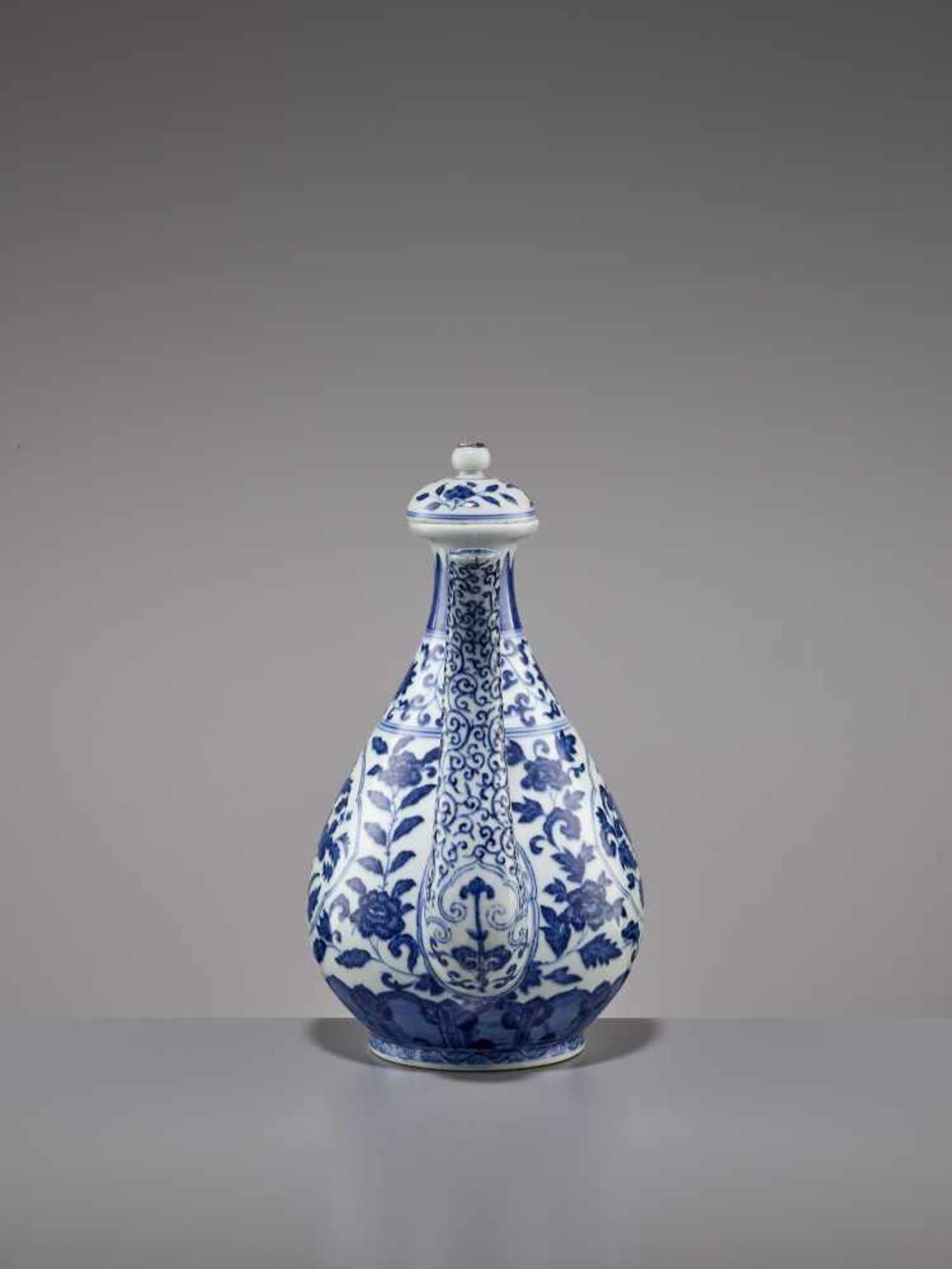 A DAOGUANG MARK & PERIOD PORCELAIN EWER China, 1821-1850. Boldly painted in graduated tones of - Bild 6 aus 11
