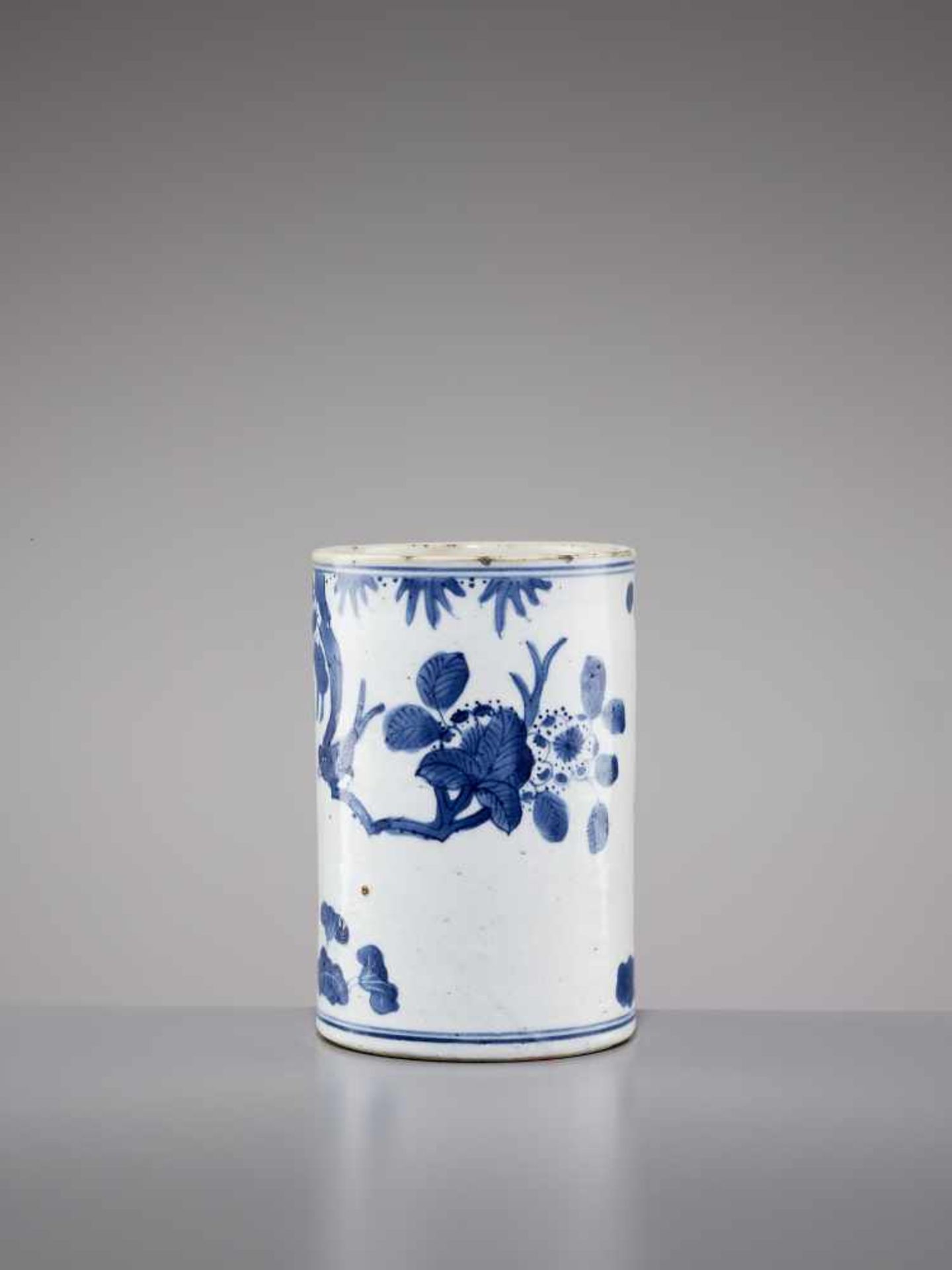 A TRANSITIONAL BLUE & WHITE BITONGChina, mid 17th century. The massively potted brush pot delicately - Bild 3 aus 6