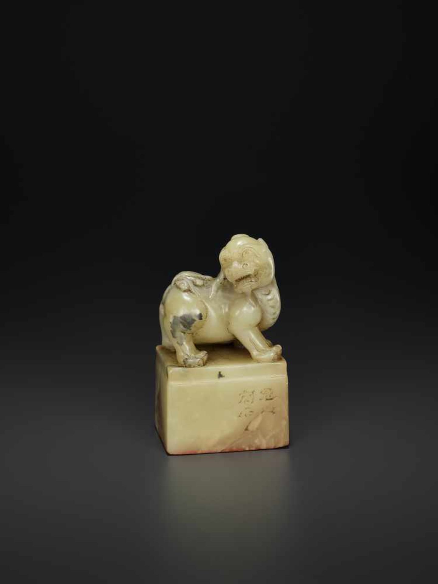 A SOAPSTONE SEAL BY WANG DAXINChina. Signed Guanshan, artist name of Wang Daxin (1869-1924). - Image 5 of 8