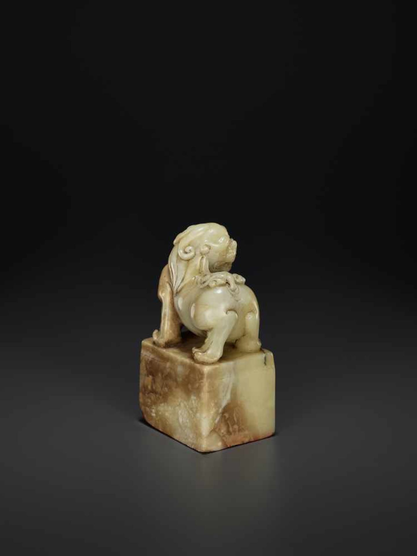 A SOAPSTONE SEAL BY WANG DAXINChina. Signed Guanshan, artist name of Wang Daxin (1869-1924). - Bild 8 aus 8