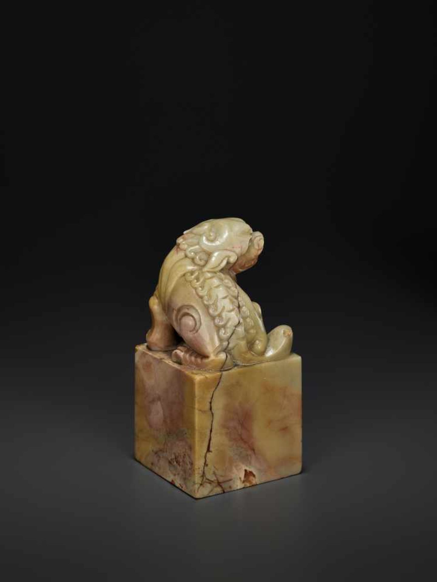 A LARGE SOAPSTONE SEAL, QINGChina, 1780-1860. Openwork carving with a Buddhist lion sitting on a - Bild 7 aus 8