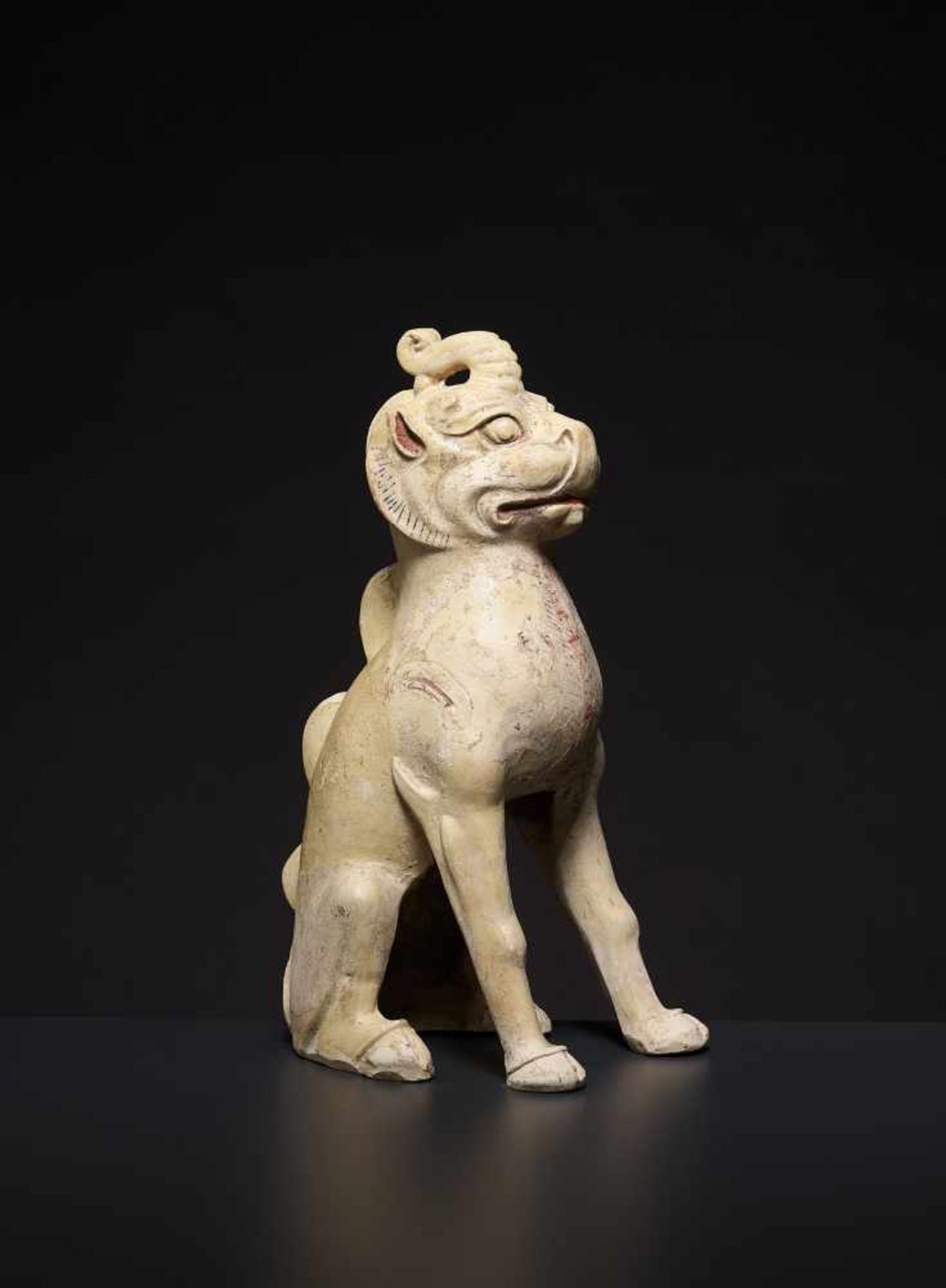 A GLAZED CERAMIC UNICORN, TANG China, 618-907. The pottery statue neatly modelled with the unicorn - Bild 2 aus 9