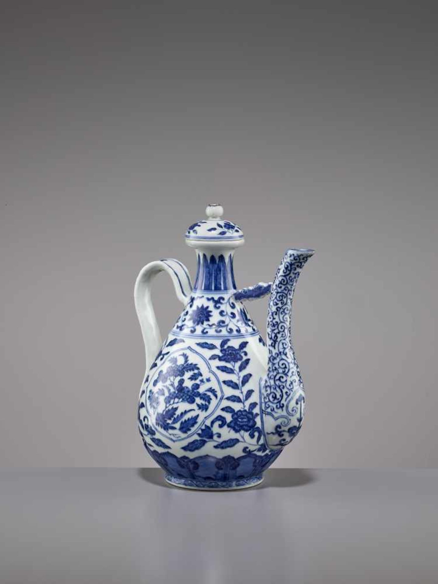 A DAOGUANG MARK & PERIOD PORCELAIN EWER China, 1821-1850. Boldly painted in graduated tones of - Bild 5 aus 11