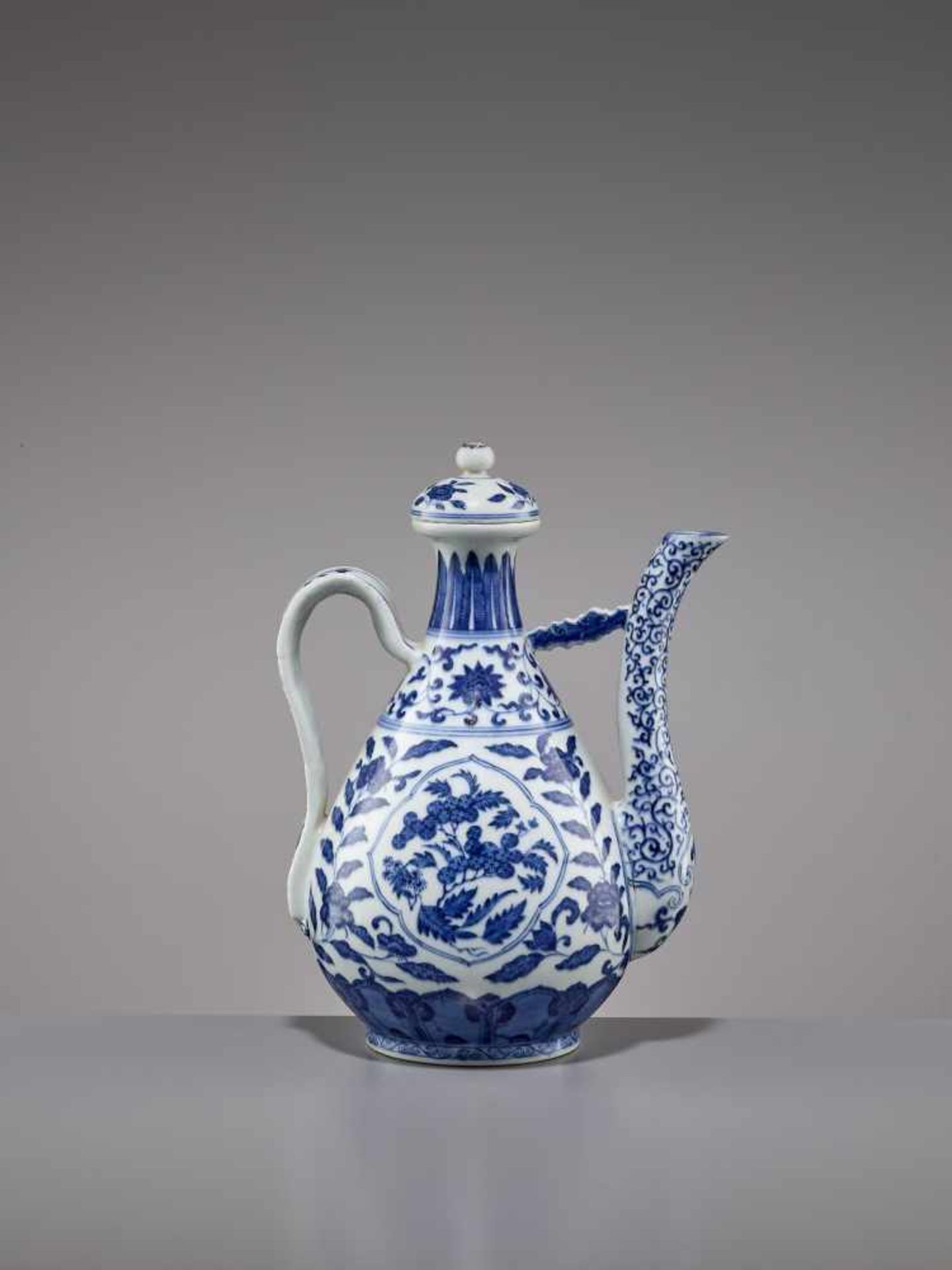 A DAOGUANG MARK & PERIOD PORCELAIN EWER China, 1821-1850. Boldly painted in graduated tones of - Bild 4 aus 11