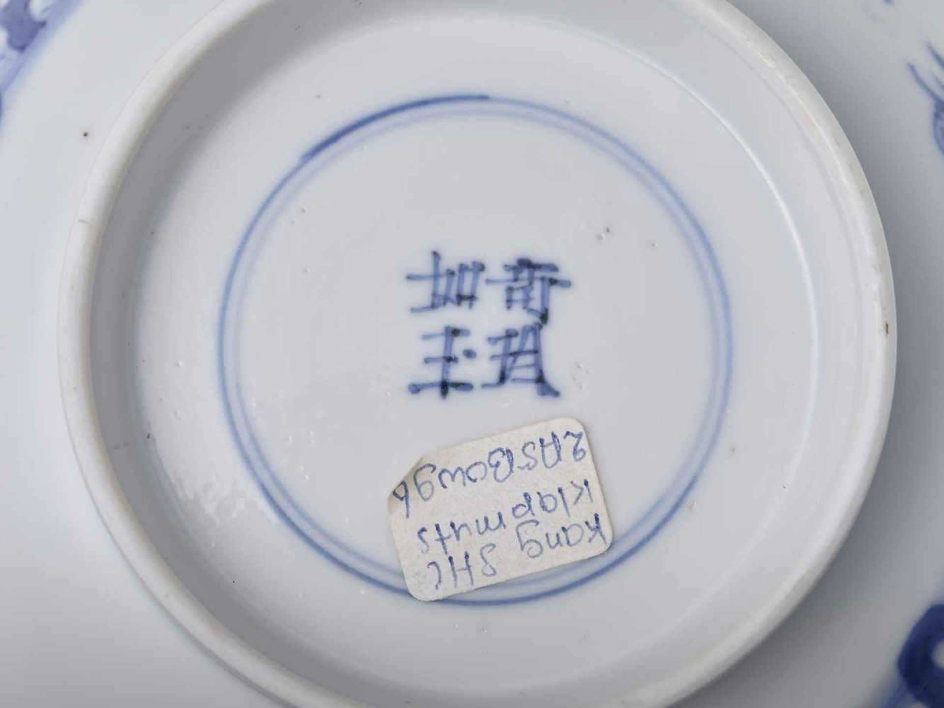 A KANGXI BLUE & WHITE KLAPMUTS BOWLChina, 1662-1722. Delicately painted with scenes from ‘Romance of - Image 8 of 8