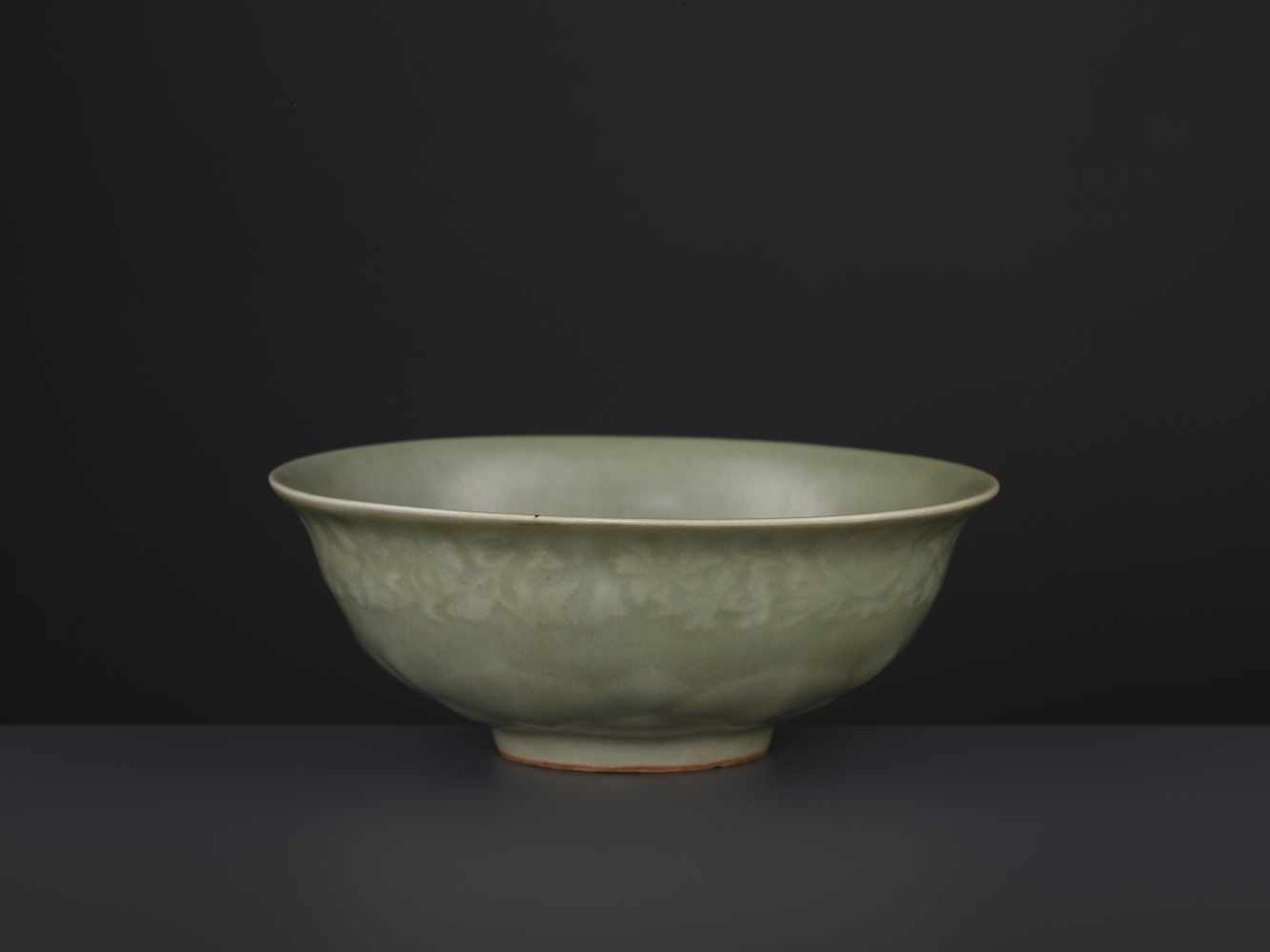 A CARVED LONQUAN LOTUS BOWL, MINGChina, 16th/17th century. Covered overall (except the foot rim) - Bild 5 aus 6