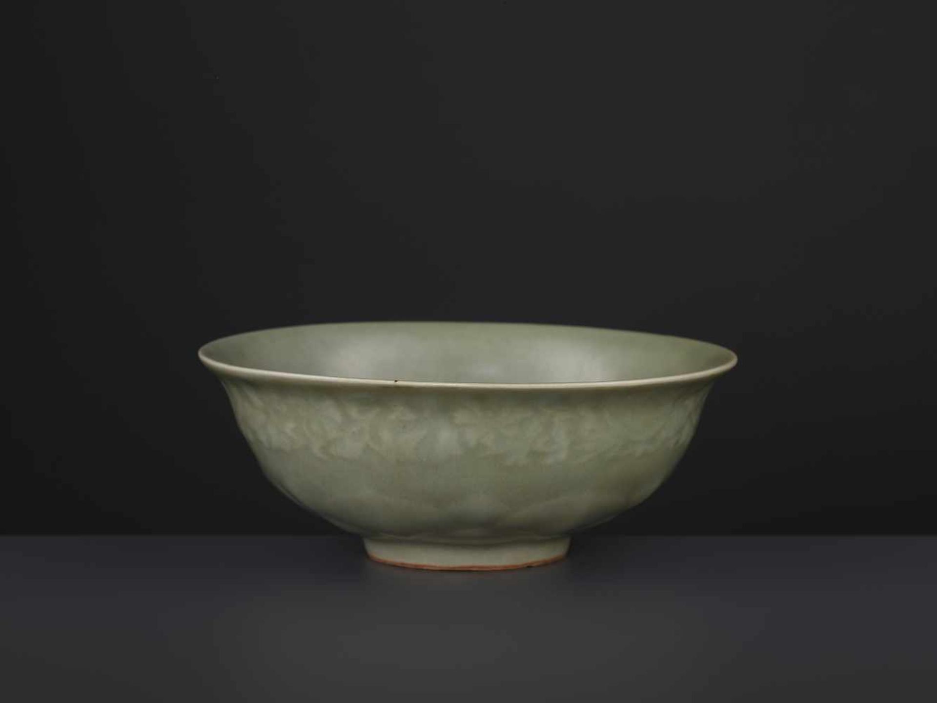 A CARVED LONQUAN LOTUS BOWL, MINGChina, 16th/17th century. Covered overall (except the foot rim) - Image 5 of 6