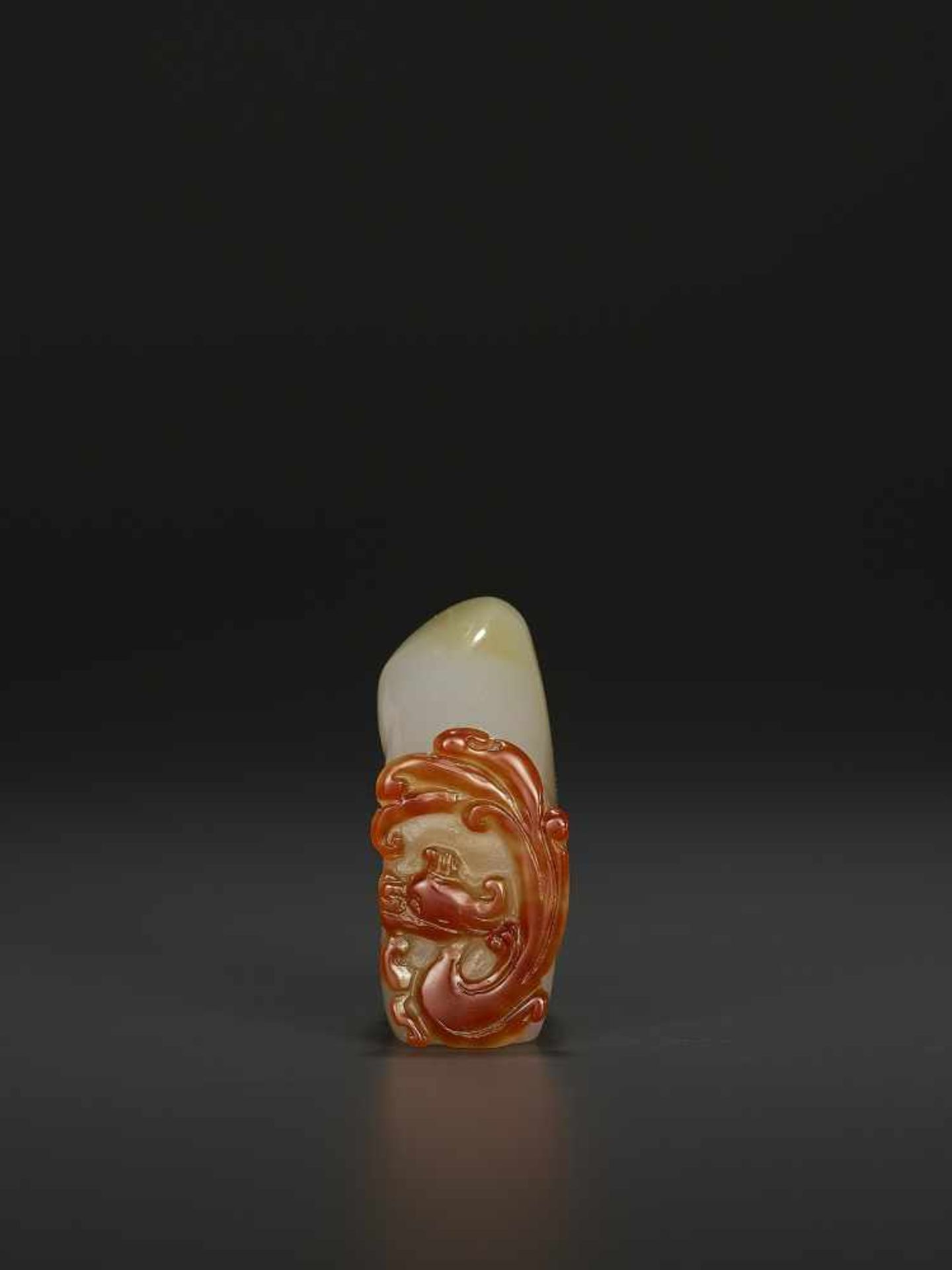 A CARNELIAN AGATE DRAGON BOULDER QINGChina, 1750-1850. Carved from blueish-ochre agate with a single - Image 5 of 8