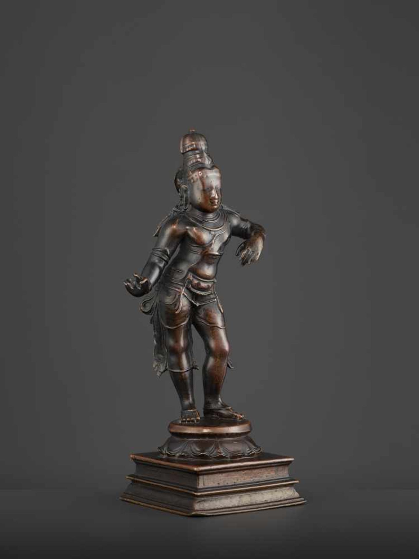 A TRIBANGHA KRISHNA BRONZE 16TH Southern India, Tamil Nadu, 16th-17th century. The masterfully - Image 9 of 11