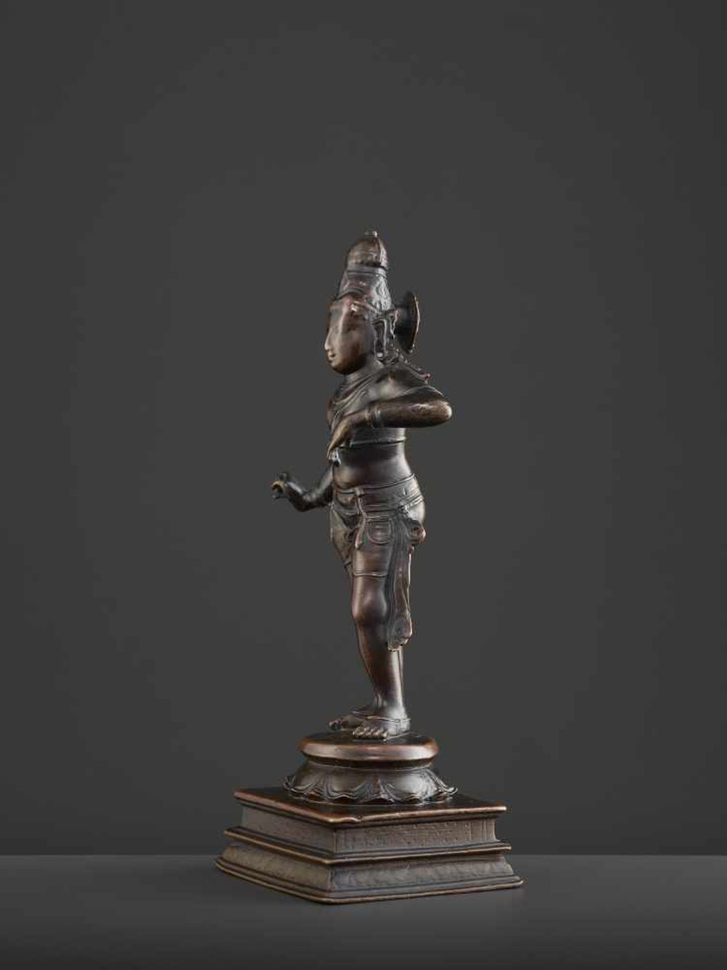 A TRIBANGHA KRISHNA BRONZE 16TH Southern India, Tamil Nadu, 16th-17th century. The masterfully - Image 5 of 11