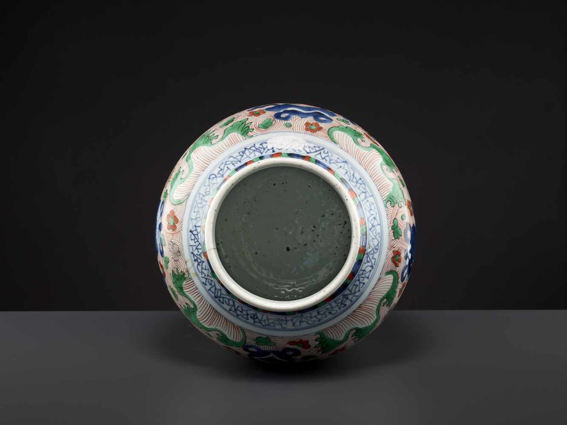 A LIDDED WUCAI VASE, MING DYNASTY China, 16th - 17th century. Freely painted in underglaze blue, - Image 7 of 9