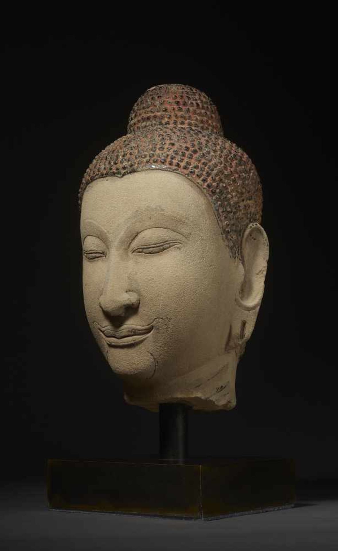 AN IMPORTANT VERY LARGE BUDDHA HEAD Thailand, Ayutthaya, 15th century. Masterly carved sandstone - Image 3 of 9