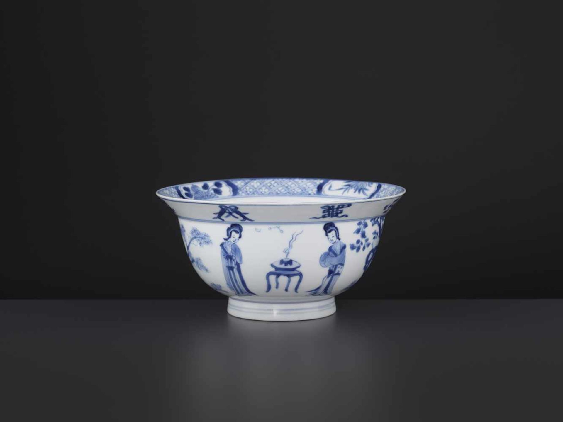 A KANGXI BLUE & WHITE KLAPMUTS BOWLChina, 1662-1722. Delicately painted with scenes from ‘Romance of - Bild 4 aus 8