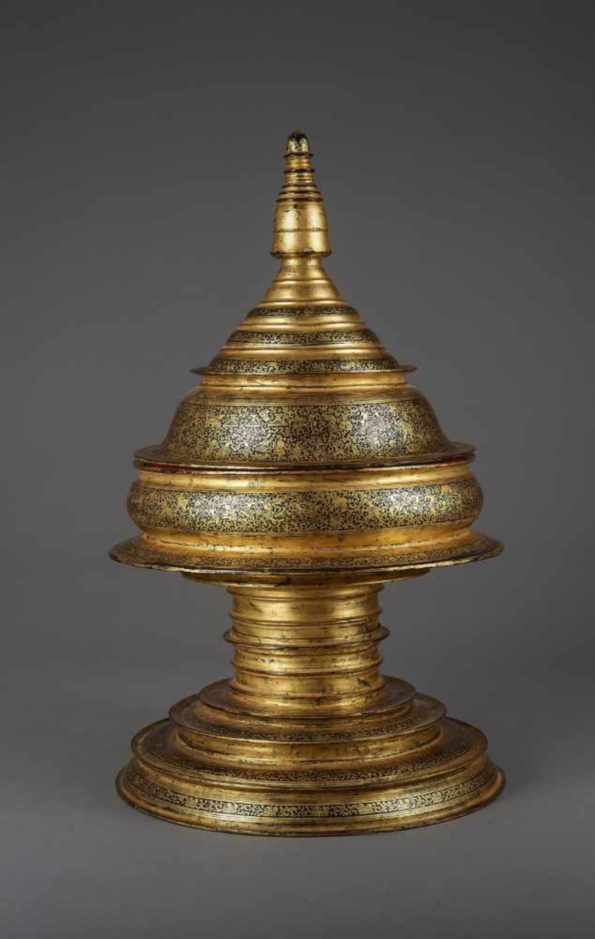 A LARGE LACQUER HSUN-OK 19TH CENTURYMyanmar, 1850-1930. The food offering vessel built of four - Image 7 of 9