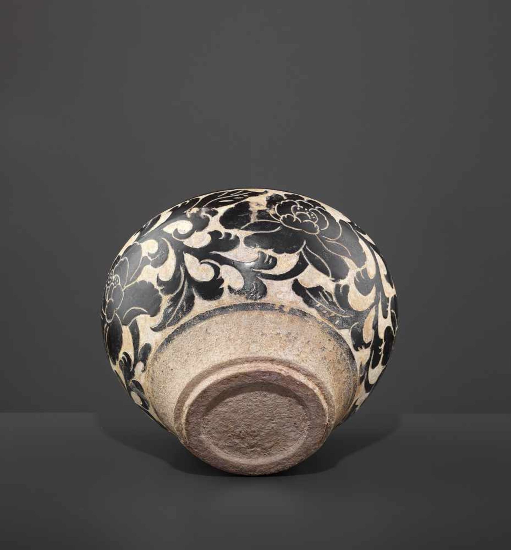 A SMALL CARVED CIZHOU JAR, JIN China, Jin dynasty (1115-1234). Freely carved through the brown - Image 8 of 10