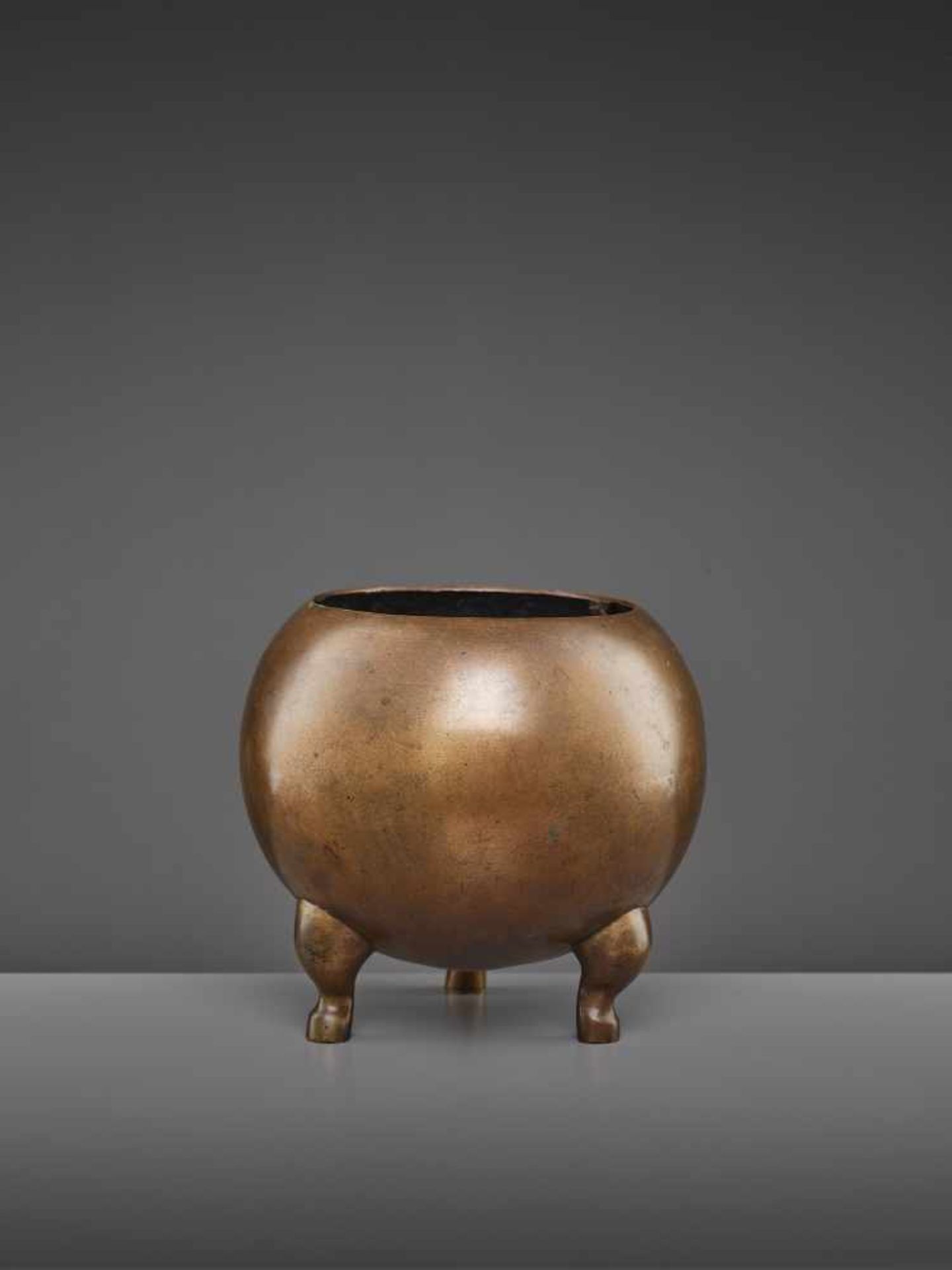 A RARE TRIPOD CENSER EARLY QINGChina, late 17th-earlier 18th century. The large vessel of simple yet - Image 9 of 9