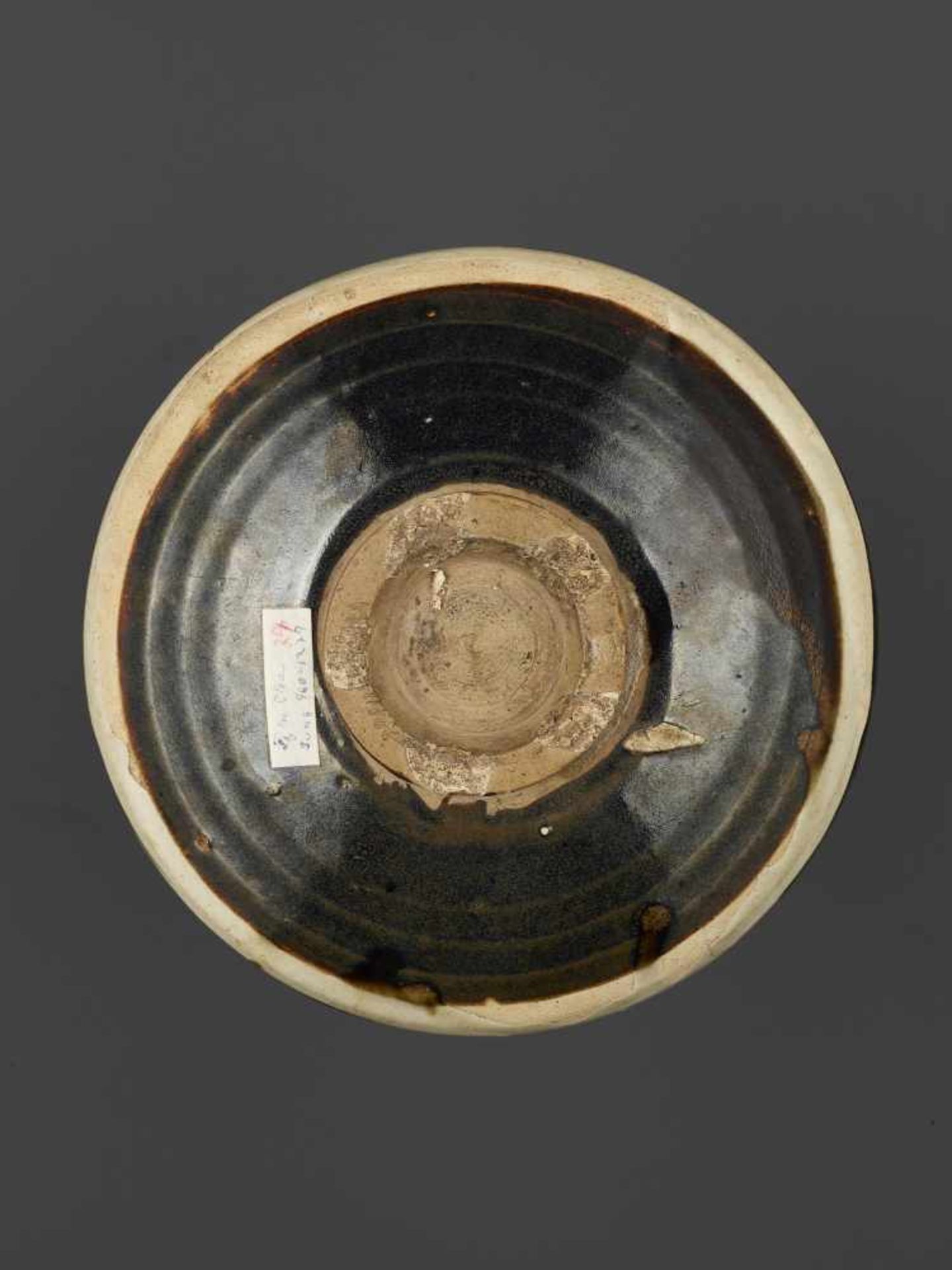 A PAINTED CIZHOU BOWL, SONG DYNASTYChina, Song dynasty (960-1279). The creamy-white glaze painted in - Image 2 of 10