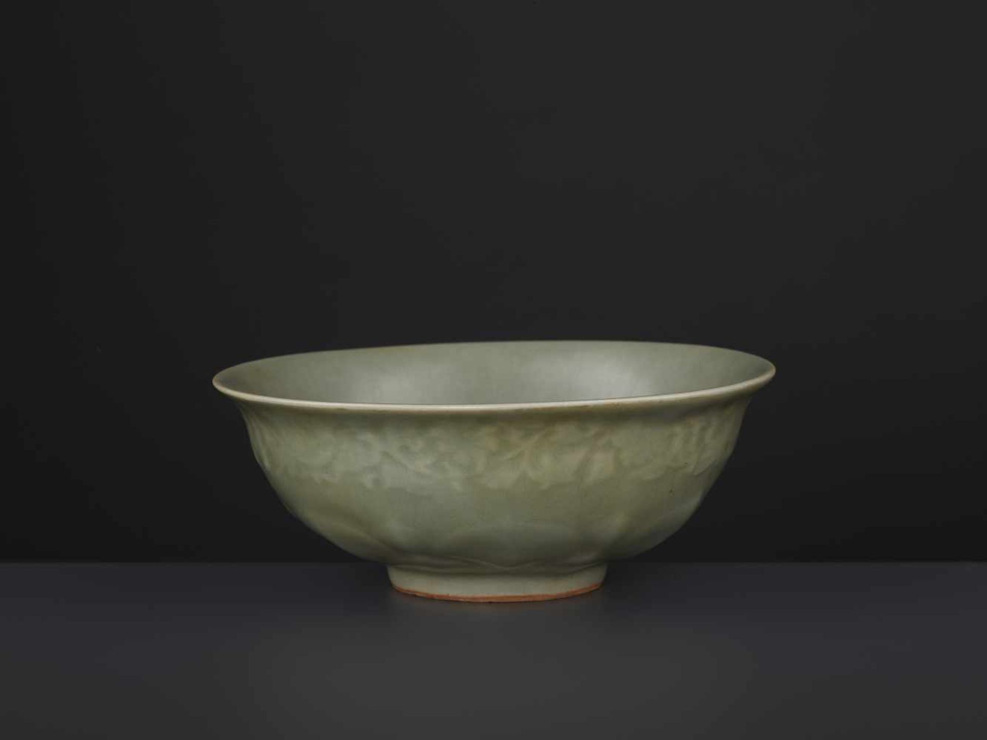 A CARVED LONQUAN LOTUS BOWL, MINGChina, 16th/17th century. Covered overall (except the foot rim) - Image 6 of 6