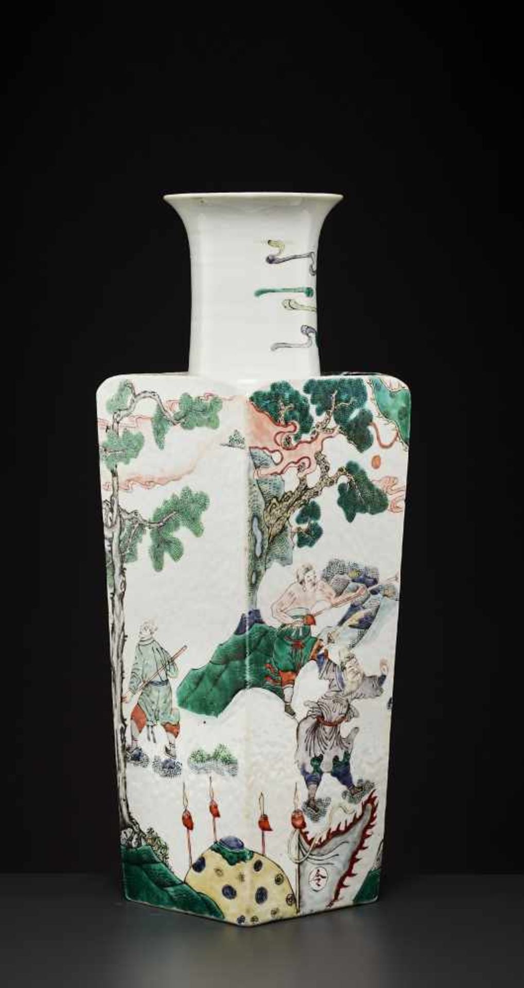 A LARGE KANGXI PERIOD SQUARE VASEChina, 1662-1722, Famille Verte. The base with a leaf mark in a - Image 7 of 13