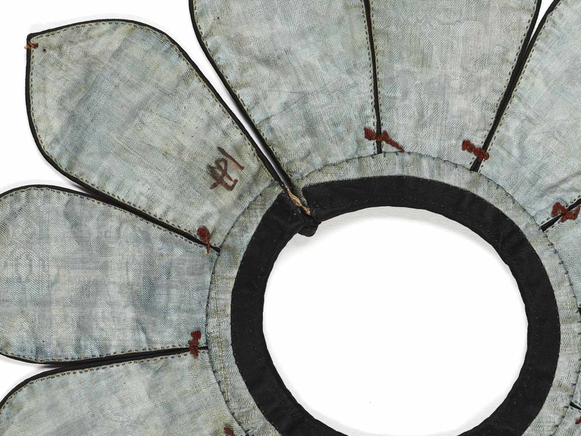 A BEIJING STITCH COLLAR, QINGChina, 18th - 19th century. The circular twelve-lappet ruyi silk collar - Image 6 of 6