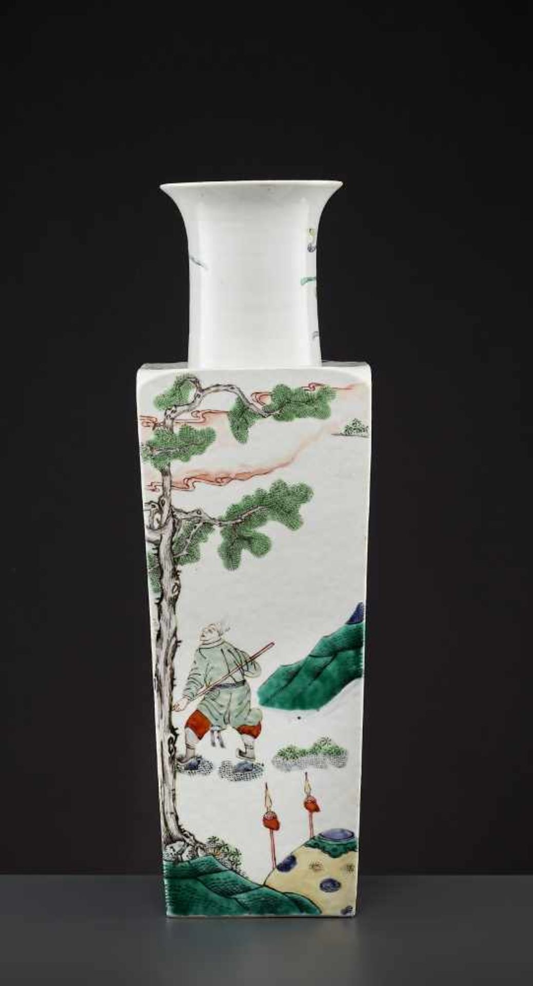 A LARGE KANGXI PERIOD SQUARE VASEChina, 1662-1722, Famille Verte. The base with a leaf mark in a - Image 8 of 13