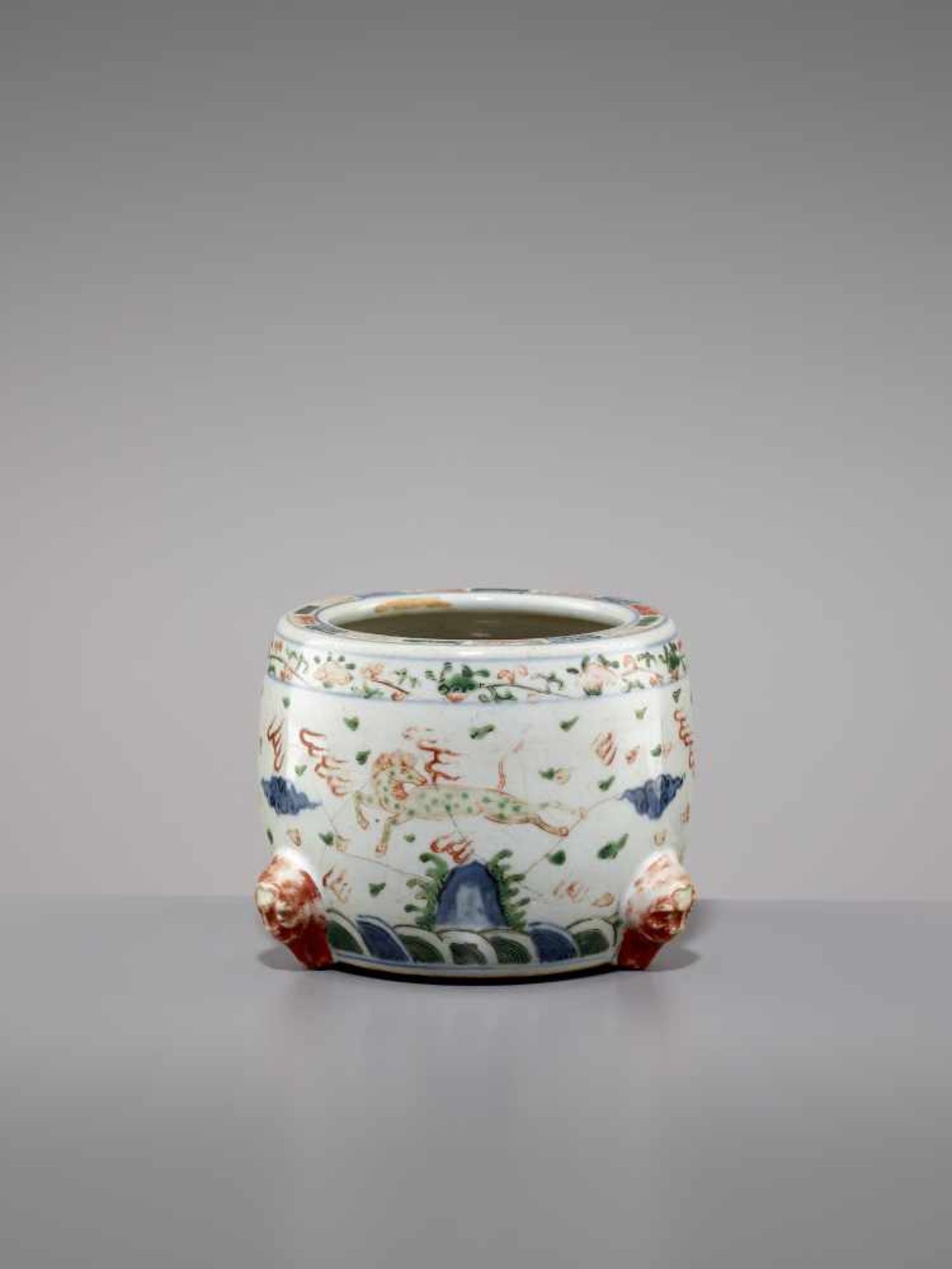 A WANLI MARK & PERIOD WUCAI JARChina, 1572-1620. The barrel-shaped jar with three mythical beasts - Image 4 of 7