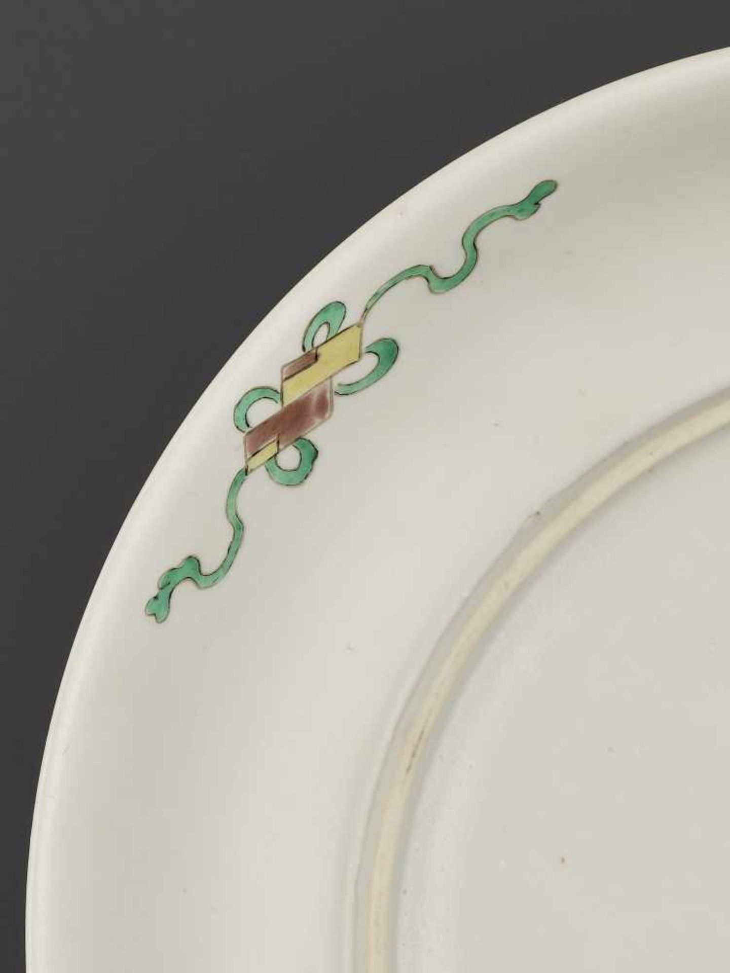 A KANGXI FAMILLE VERTE BISCUIT DISHChina, 1662-1722. Painted in green, yellow and aubergine - Bild 6 aus 6