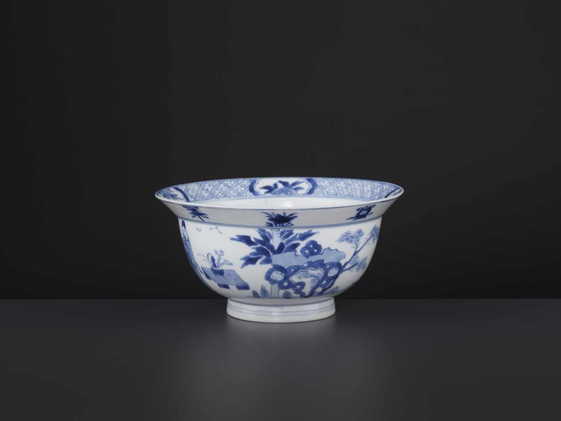 A KANGXI BLUE & WHITE KLAPMUTS BOWLChina, 1662-1722. Delicately painted with scenes from ‘Romance of - Bild 2 aus 8