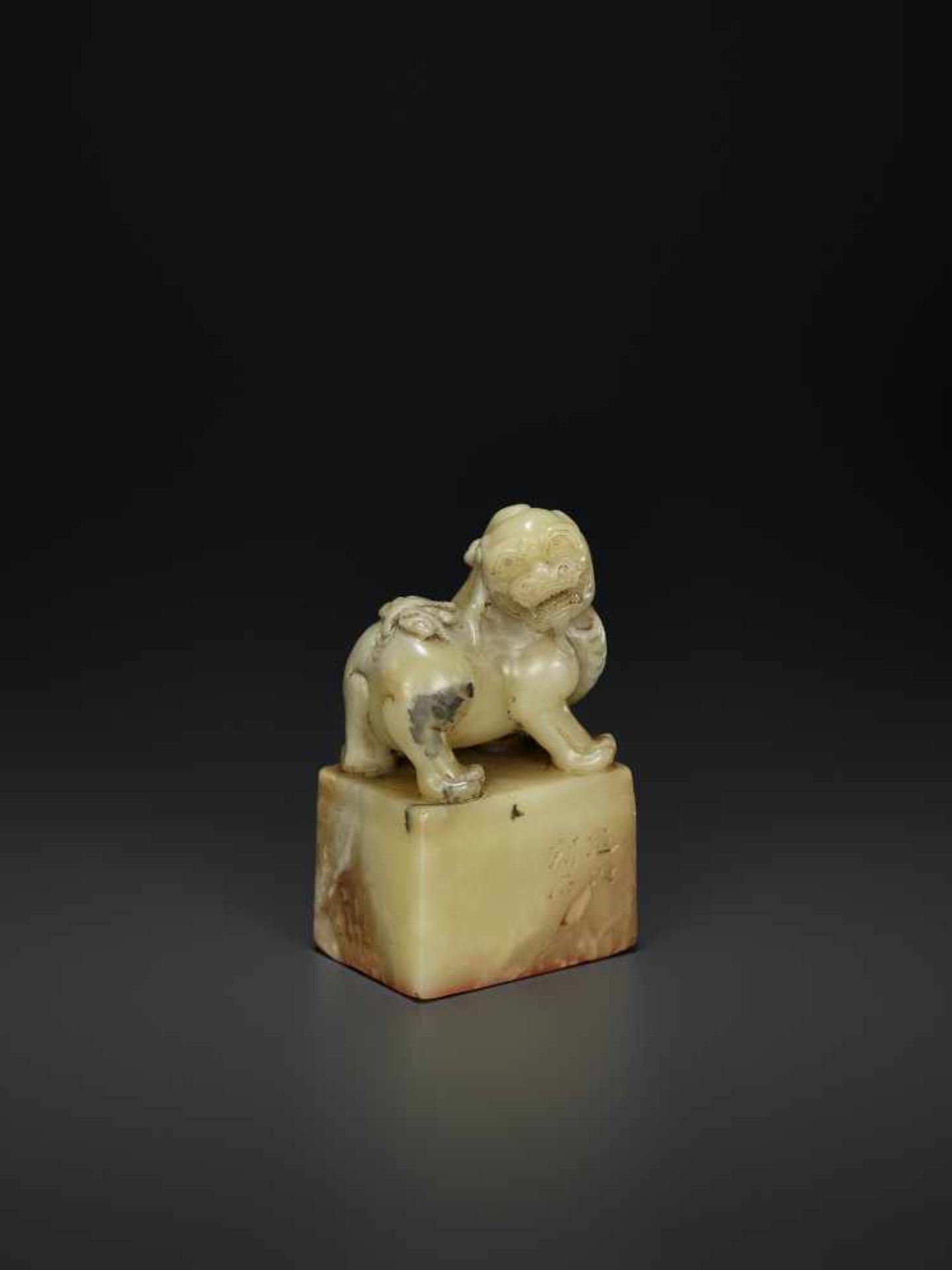 A SOAPSTONE SEAL BY WANG DAXINChina. Signed Guanshan, artist name of Wang Daxin (1869-1924). - Image 4 of 8