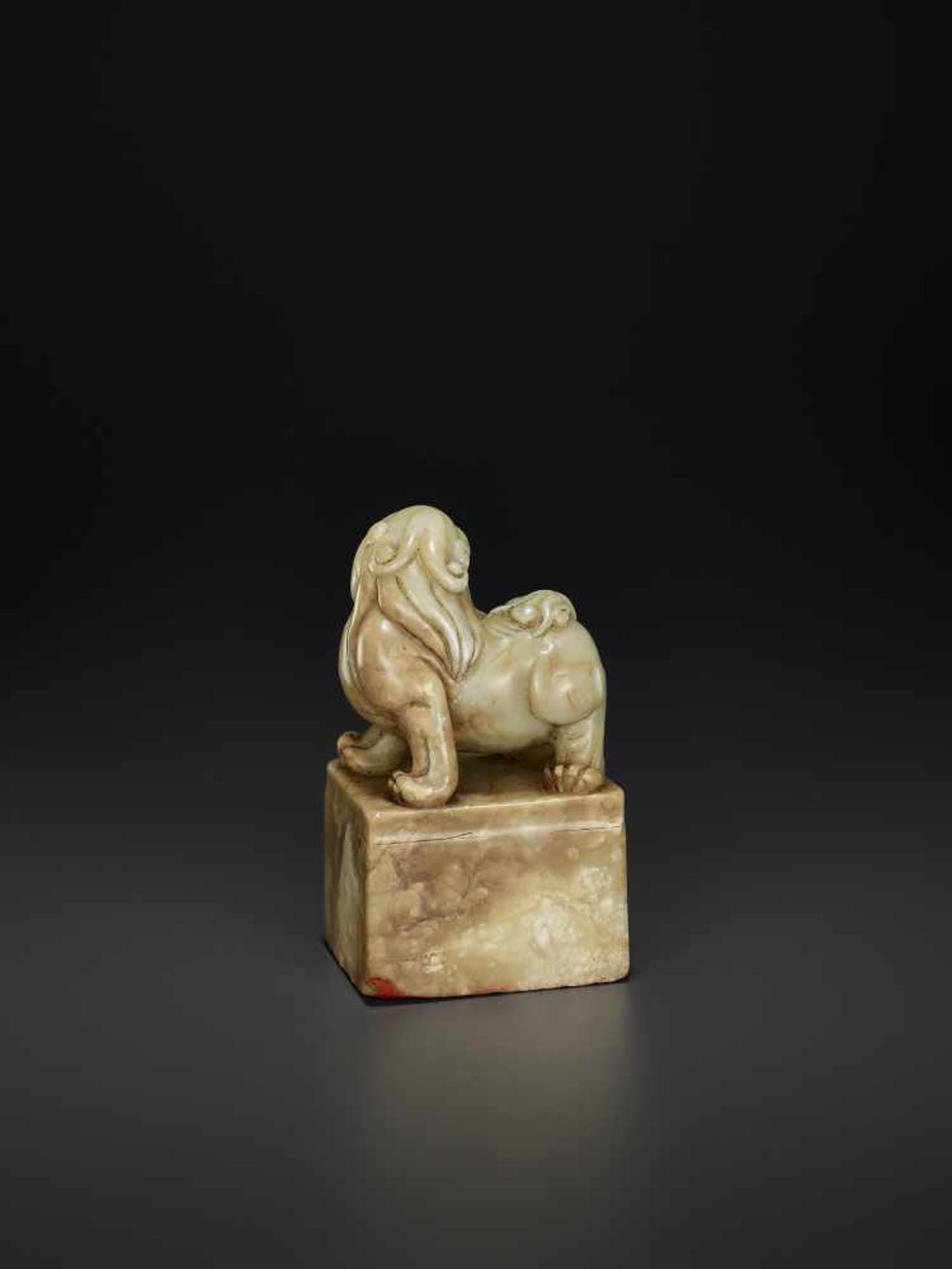 A SOAPSTONE SEAL BY WANG DAXINChina. Signed Guanshan, artist name of Wang Daxin (1869-1924). - Image 7 of 8