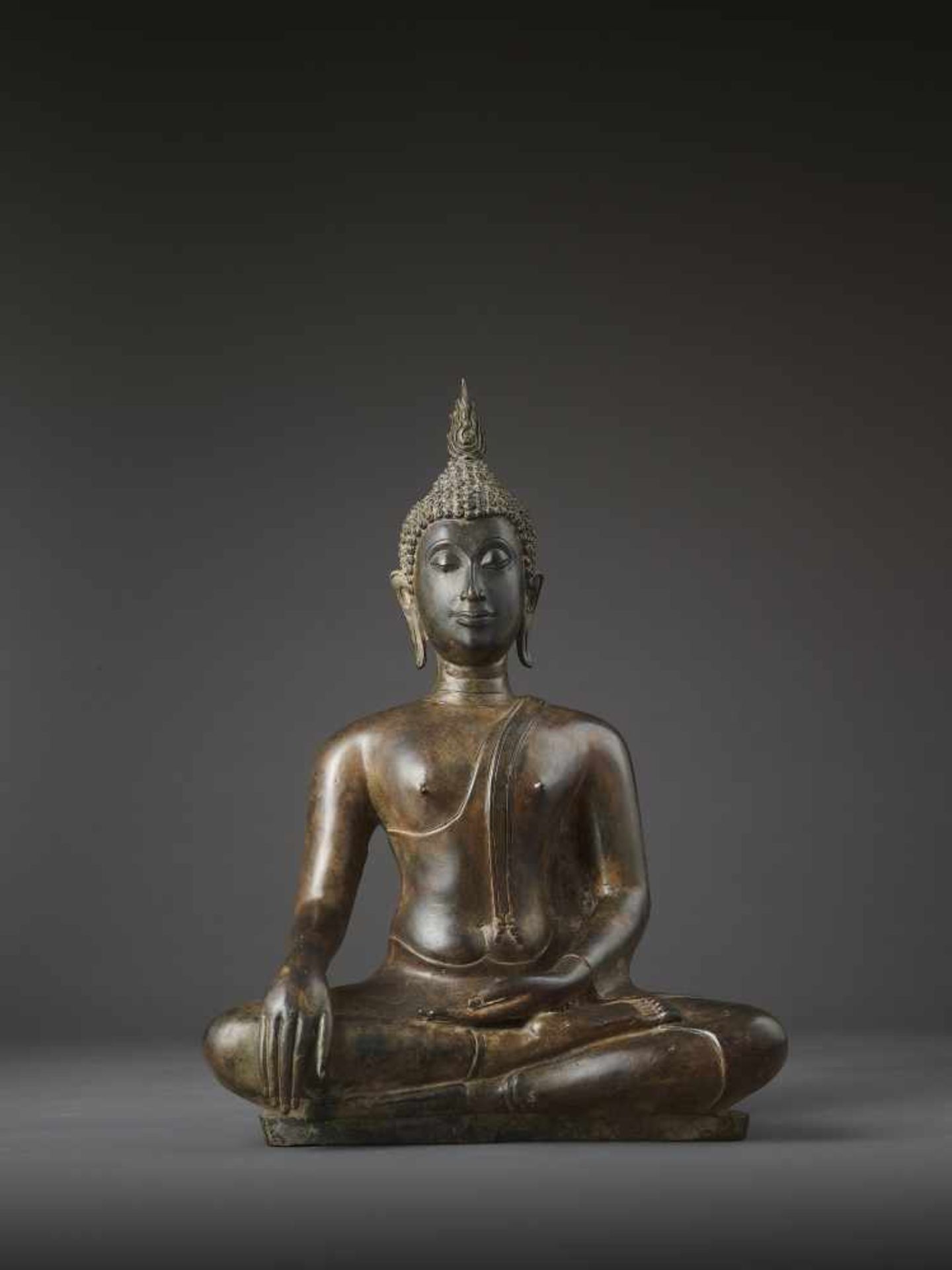 A LARGE SUKHOTHAI BUDDHA SHAKYAMUNIThailand, Sukhothai period, 15th-16th century. Cast bronze with - Image 2 of 12