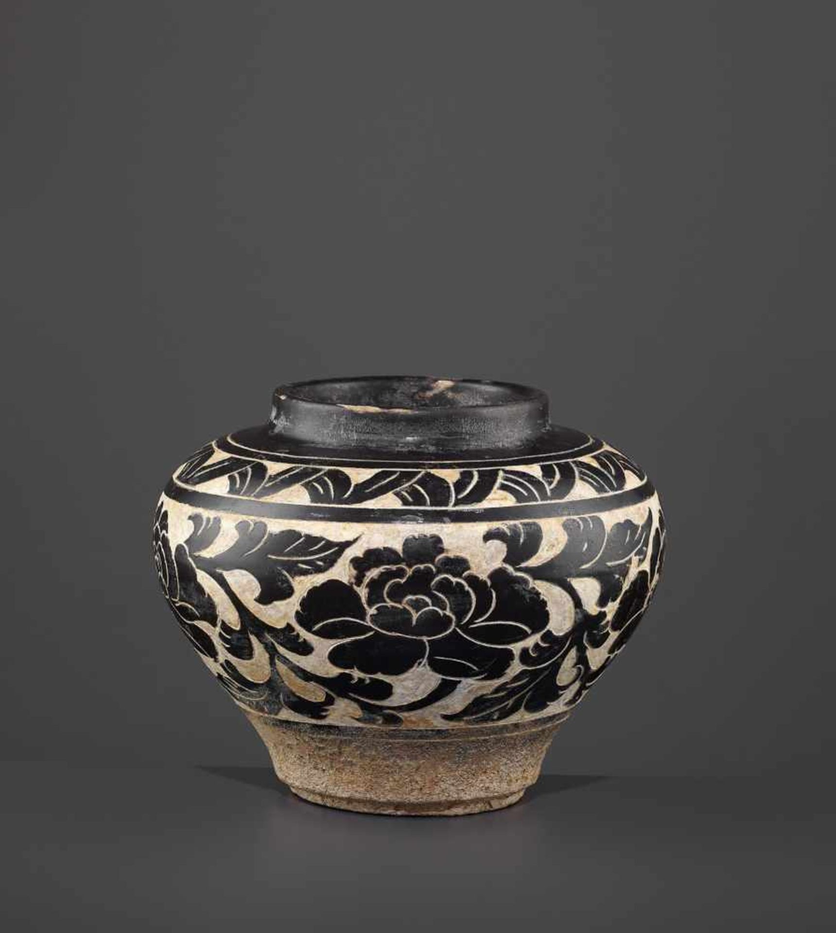 A SMALL CARVED CIZHOU JAR, JIN China, Jin dynasty (1115-1234). Freely carved through the brown - Image 4 of 10