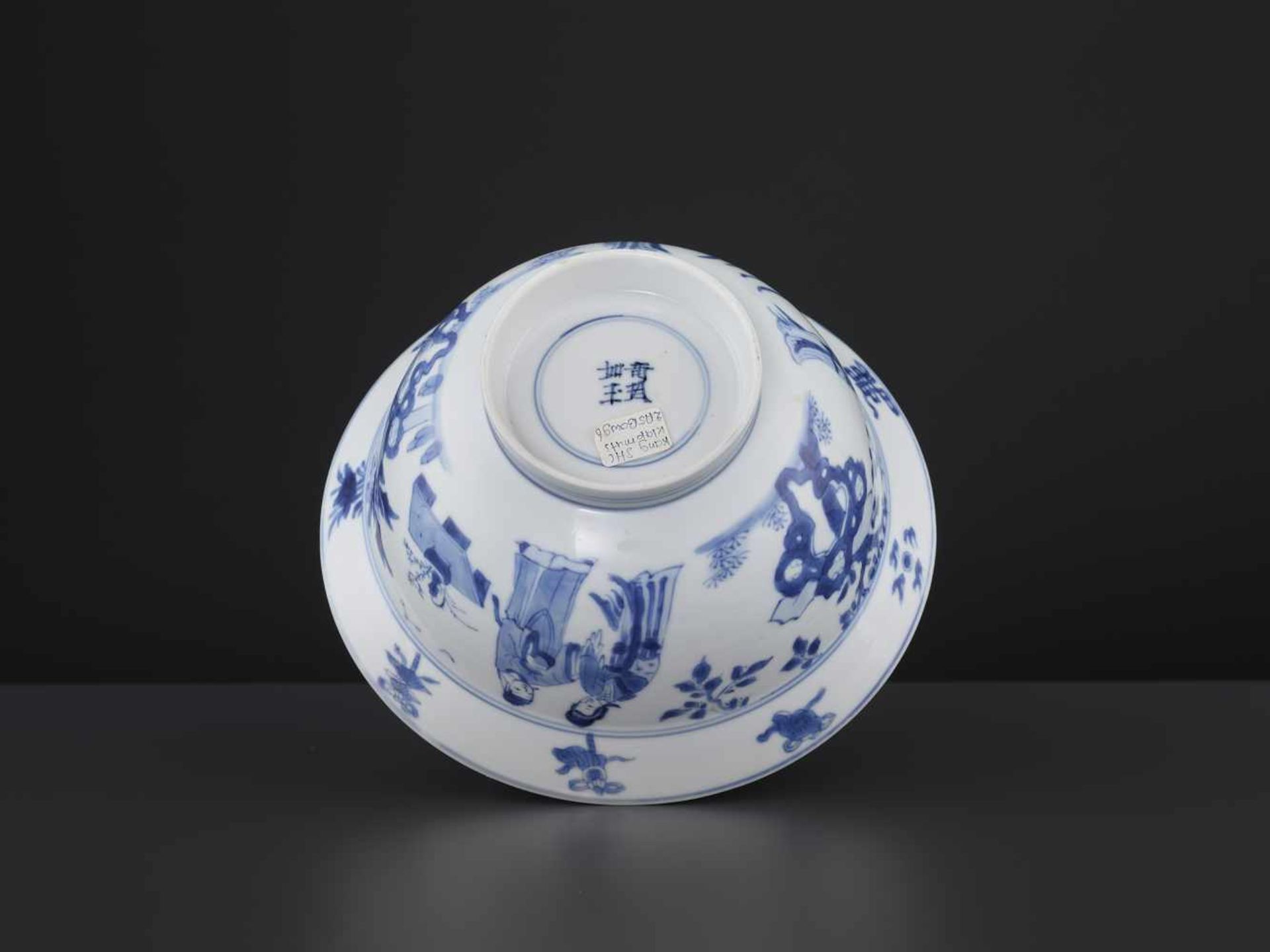 A KANGXI BLUE & WHITE KLAPMUTS BOWLChina, 1662-1722. Delicately painted with scenes from ‘Romance of - Bild 7 aus 8