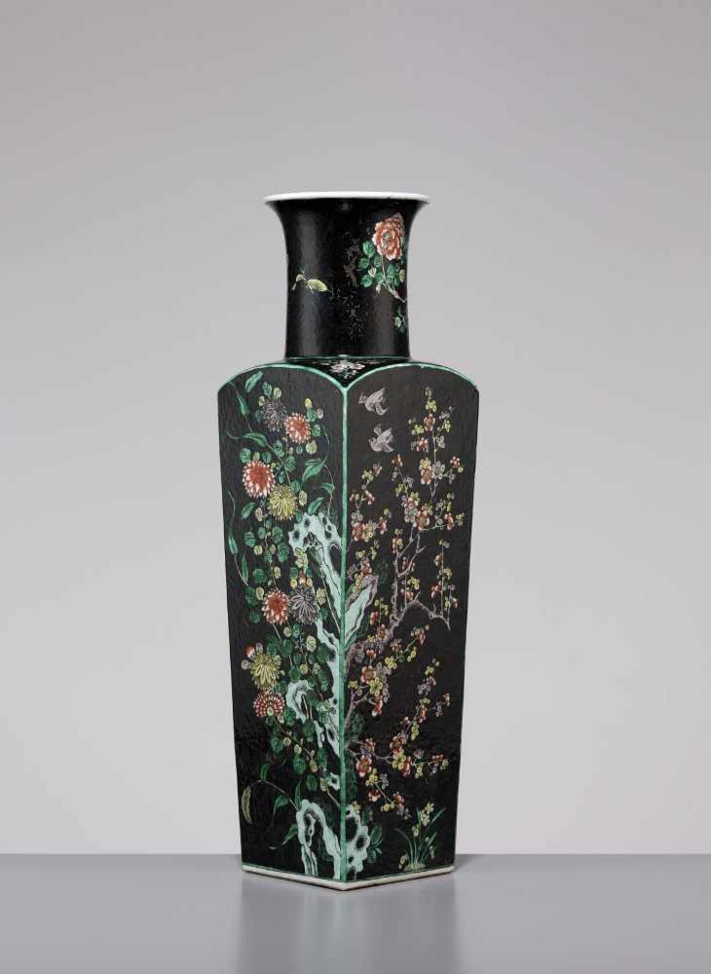 A FAMILLE NOIRE SQUARE VASE, QINGChina, 19th century. Bright yellow, aubergine and green enamels - Bild 8 aus 11