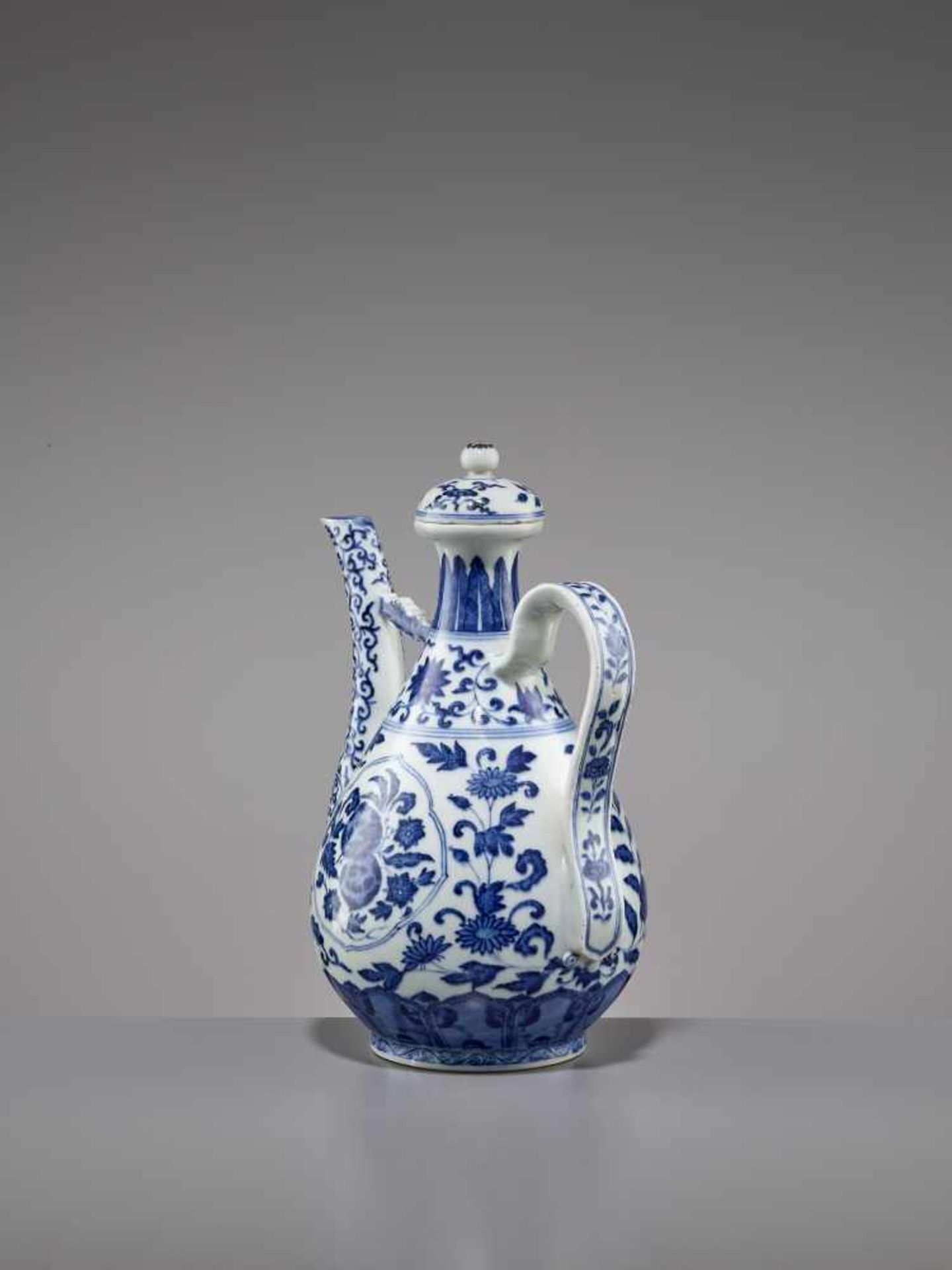 A DAOGUANG MARK & PERIOD PORCELAIN EWER China, 1821-1850. Boldly painted in graduated tones of - Bild 8 aus 11