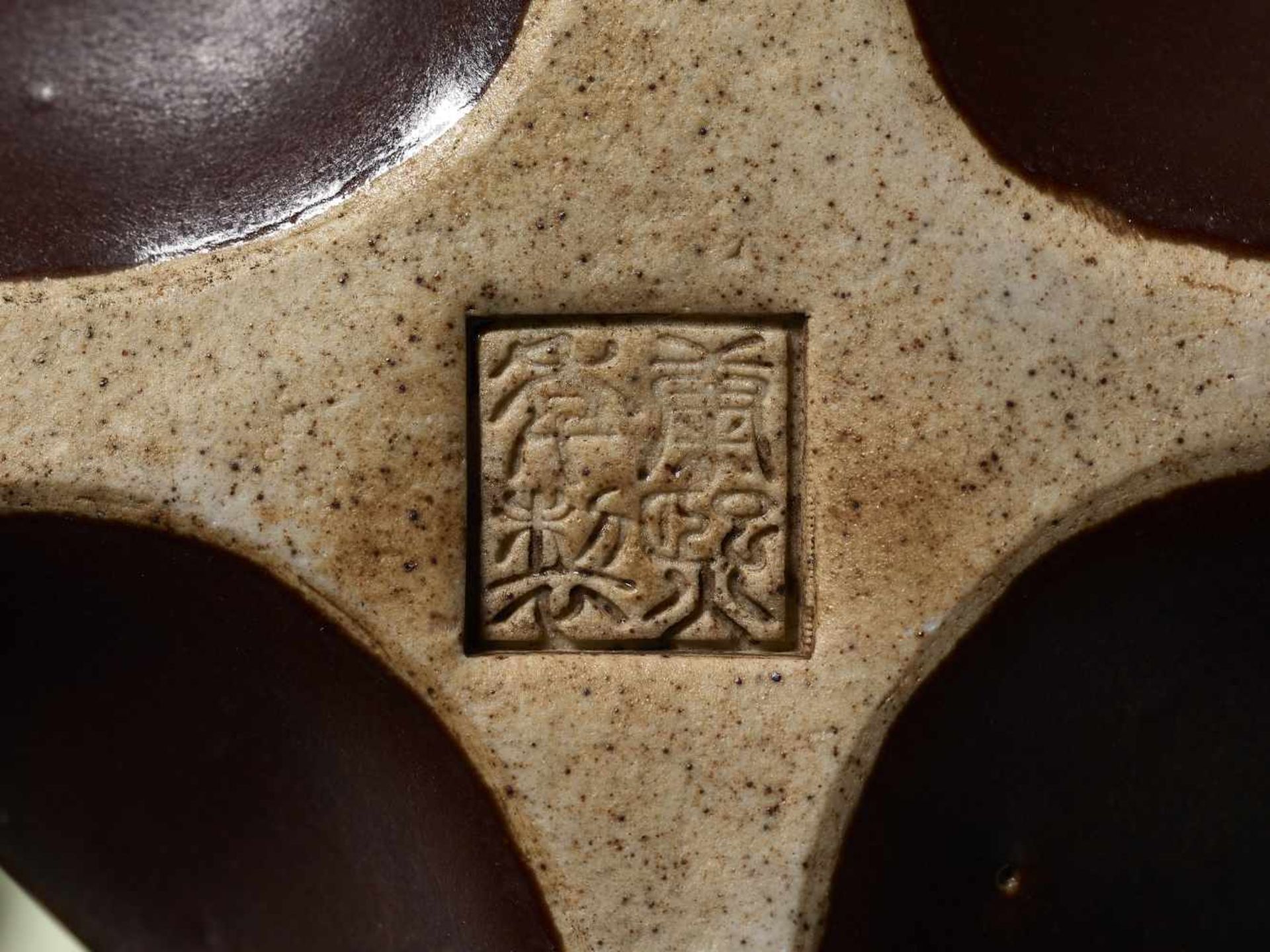 A QING CERAMIC SCHOLARS ROCKChina, 18th-19th century. Impressed Kangxi seal mark to base. The ‘rock’ - Bild 2 aus 10