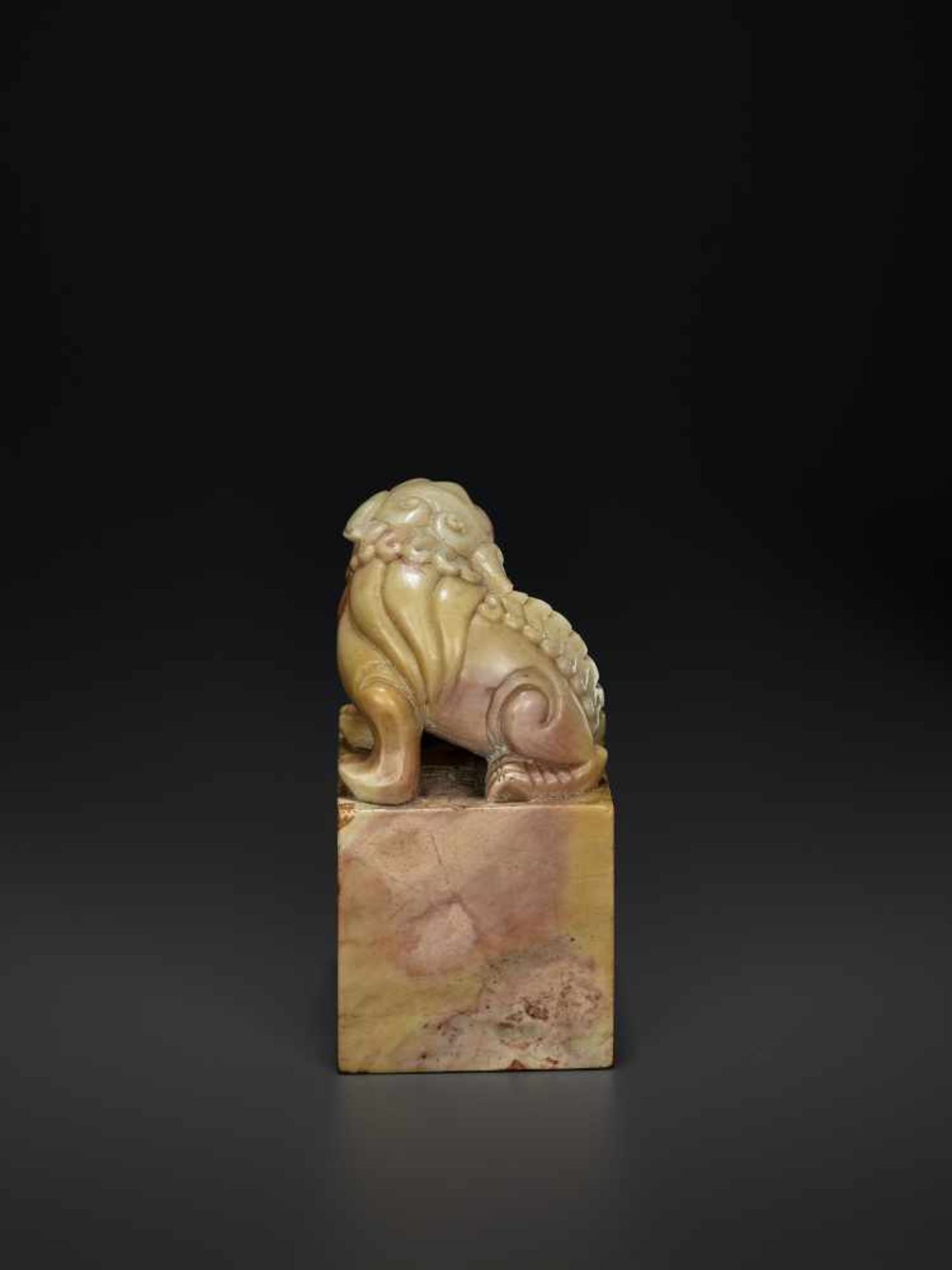 A LARGE SOAPSTONE SEAL, QINGChina, 1780-1860. Openwork carving with a Buddhist lion sitting on a - Bild 6 aus 8